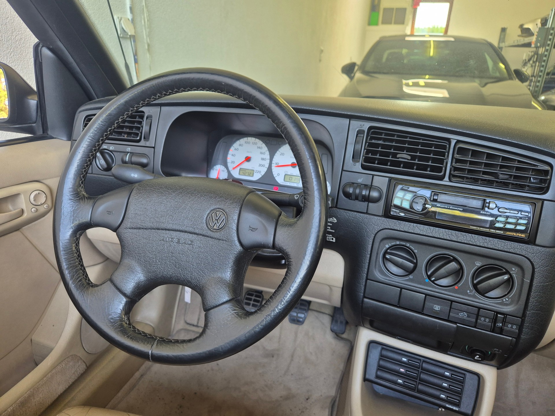 VW Golf Cabriolet 2000 Swiss Classic-image-11