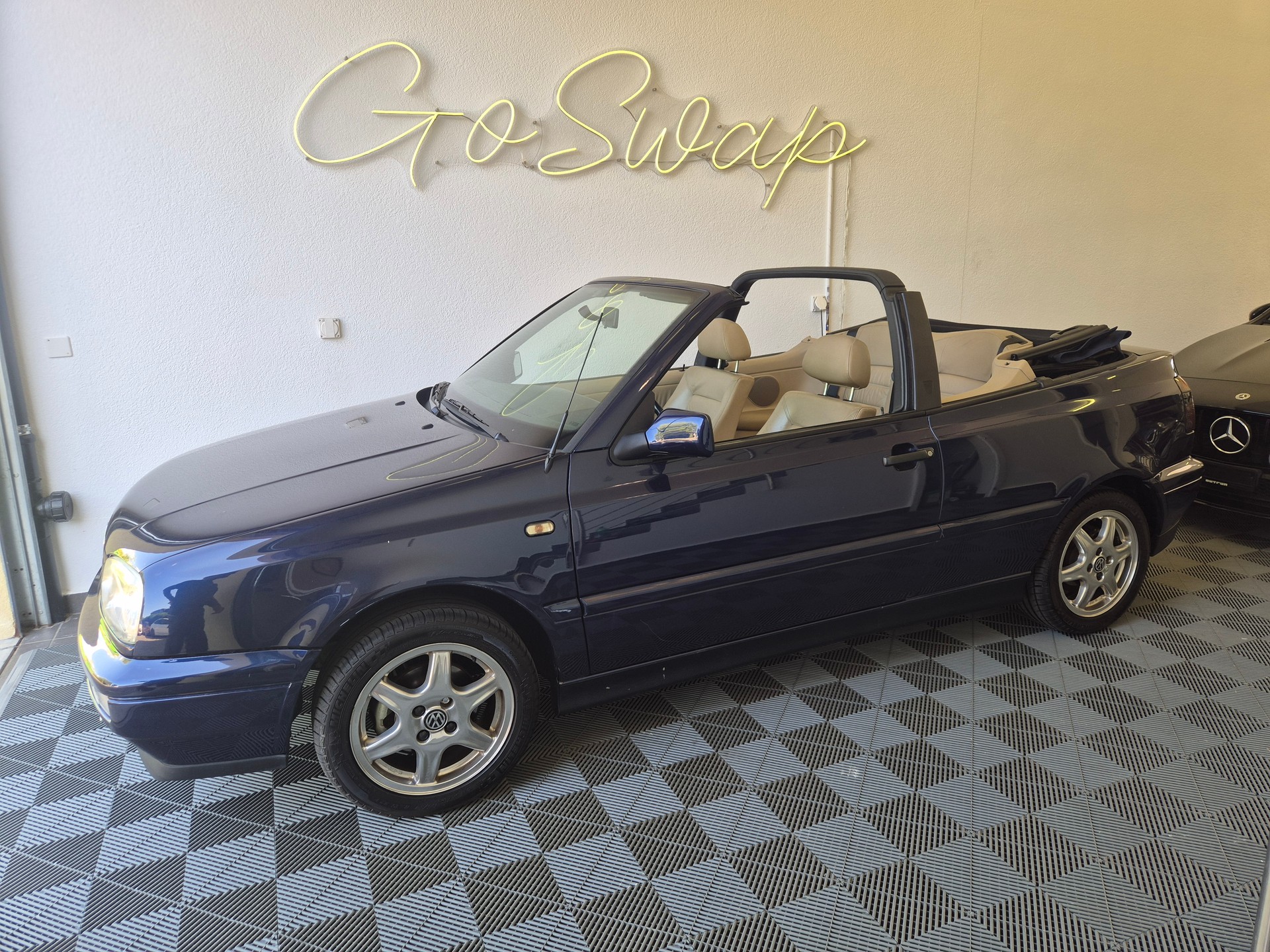 VW Golf Cabriolet 2000 Swiss Classic-image-0