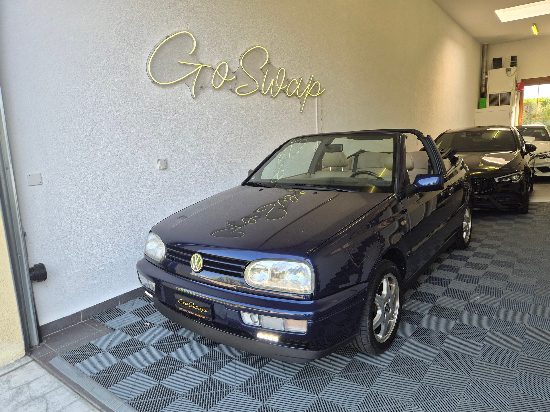 VW Golf Cabriolet 2000 Swiss Classic-image-1