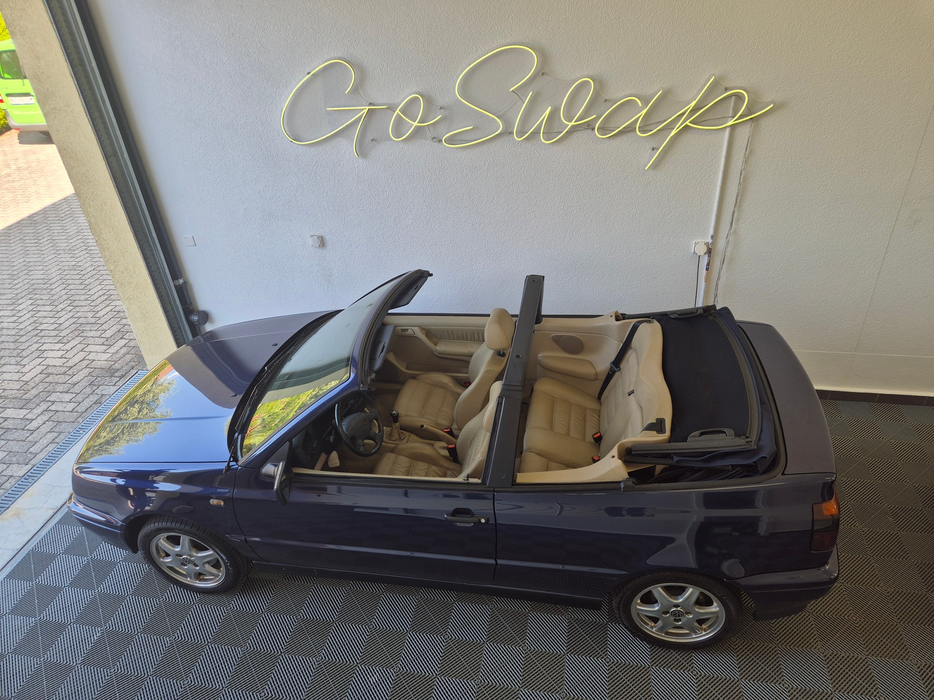 VW Golf Cabriolet 2000 Swiss Classic-image-2