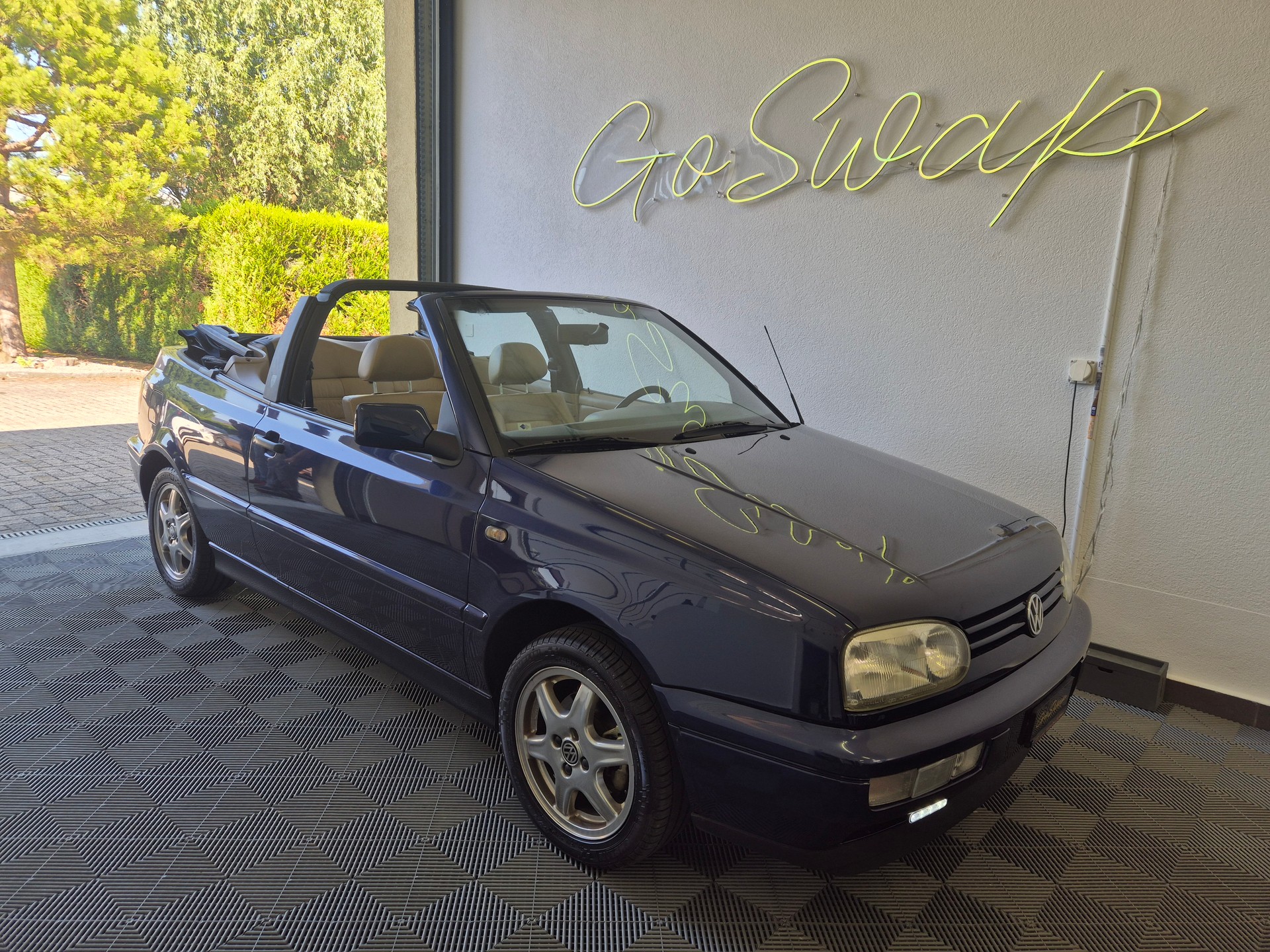 VW Golf Cabriolet 2000 Swiss Classic-image-4