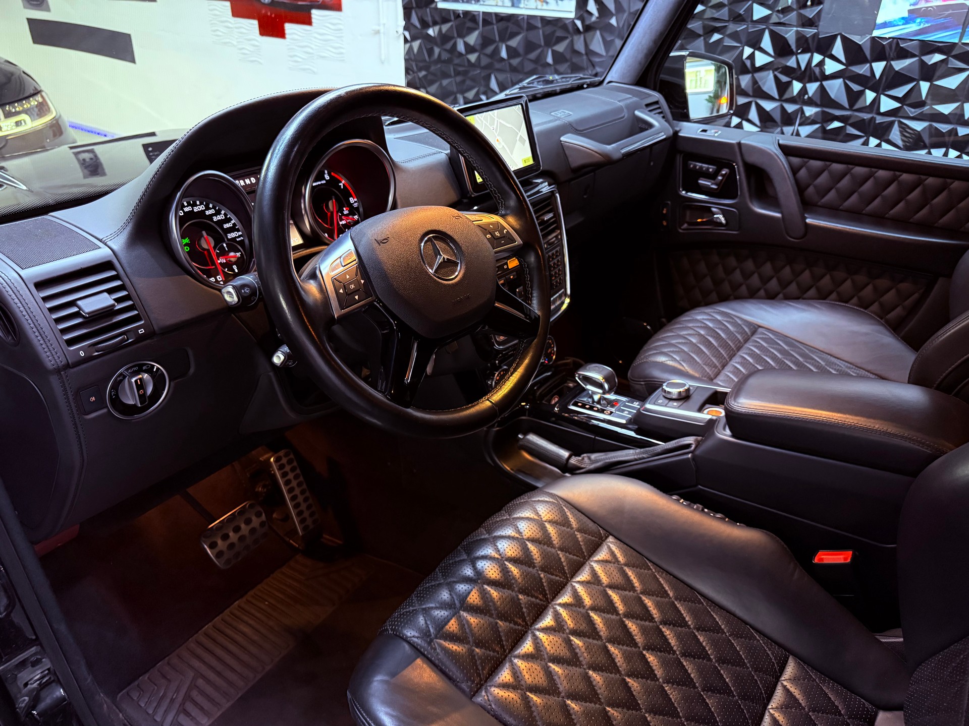 MERCEDES-BENZ G 63 AMG Automatic-image-17
