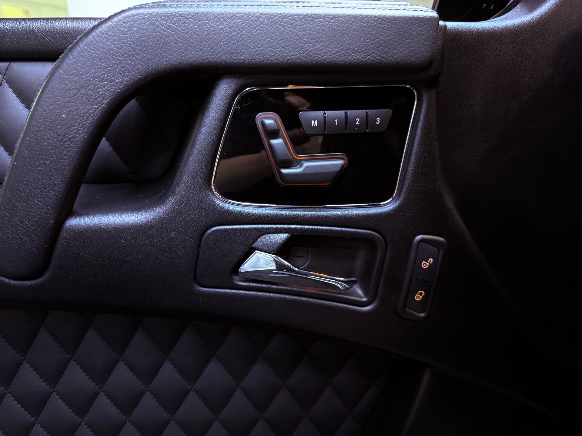 MERCEDES-BENZ G 63 AMG Automatic-image-25