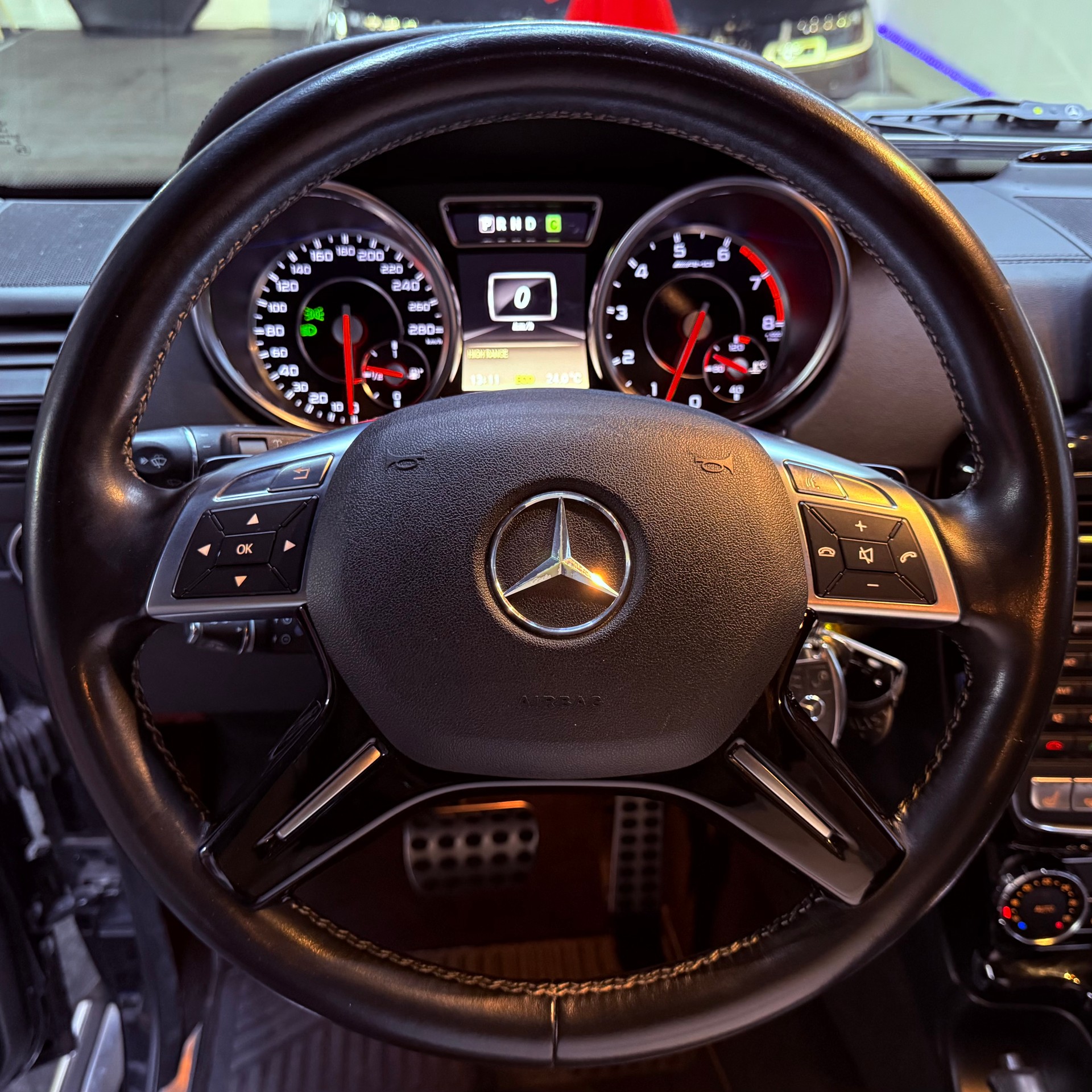 MERCEDES-BENZ G 63 AMG Automatic-image-18