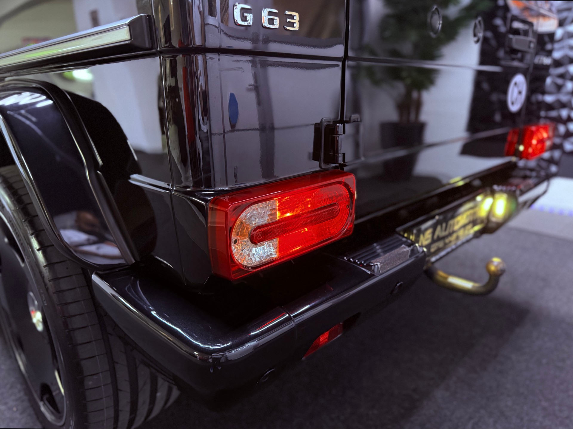 MERCEDES-BENZ G 63 AMG Automatic-image-11