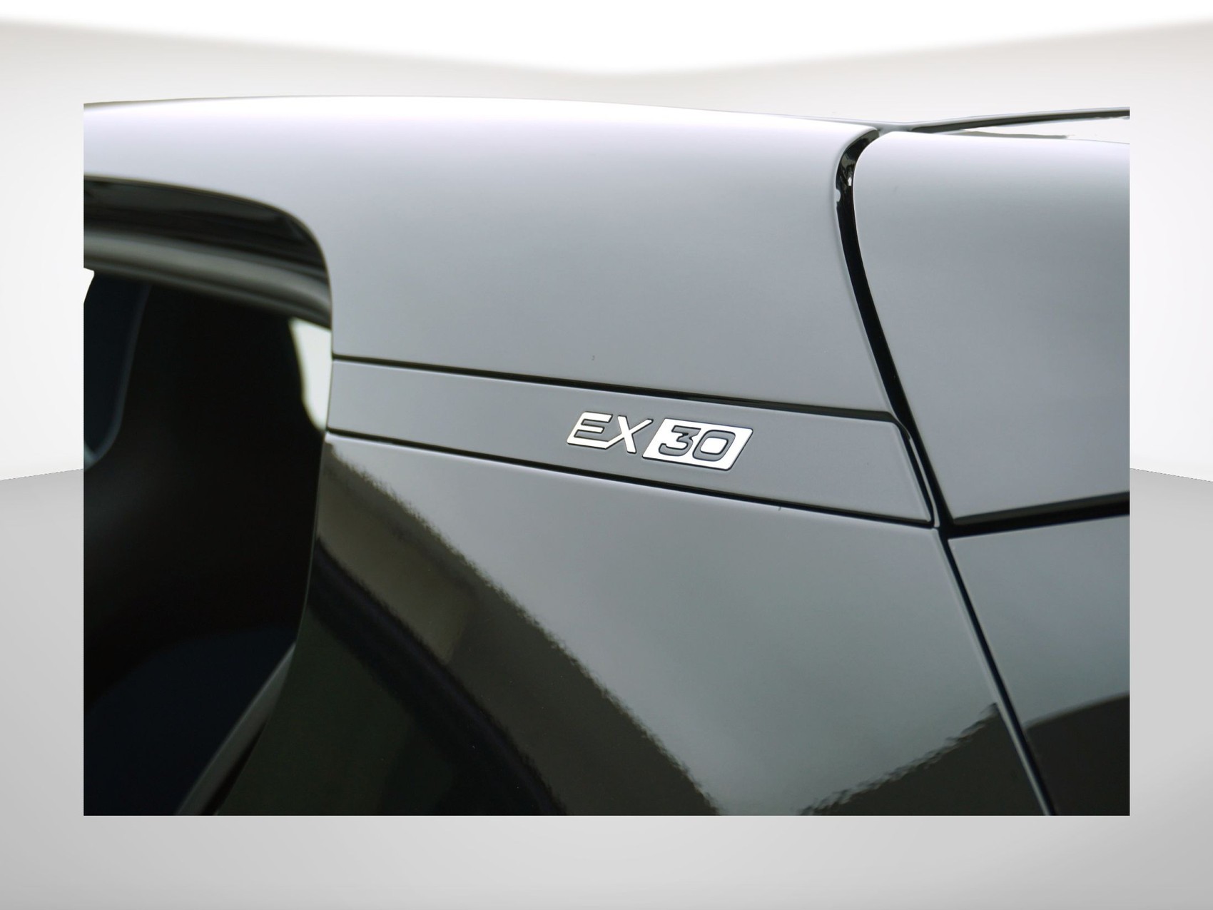 VOLVO EX30 E60 Core **10 Jahre Volvo Swiss Premium**-image-7
