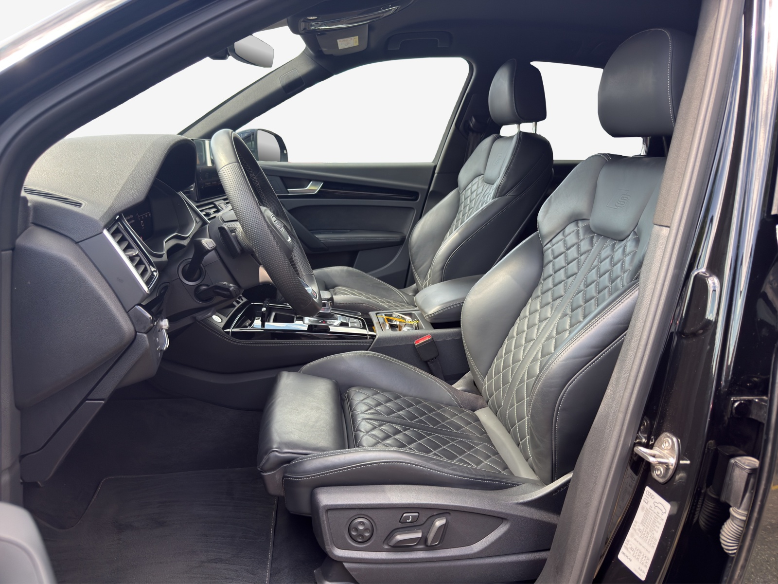 AUDI Q5 40 TDI Black Edition quattro S-tronic-image-7