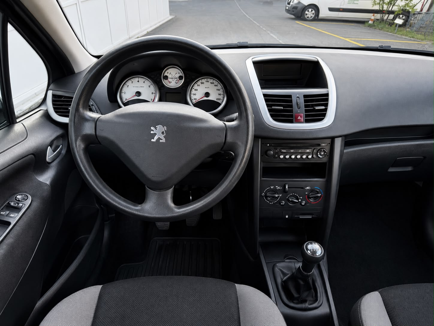 PEUGEOT 207 1.4 16V Trendy Clim'-image-8