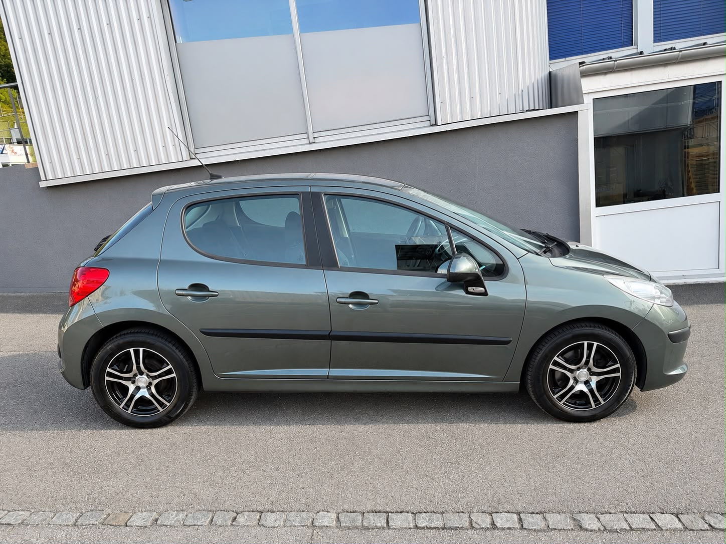 PEUGEOT 207 1.4 16V Trendy Clim'-image-4