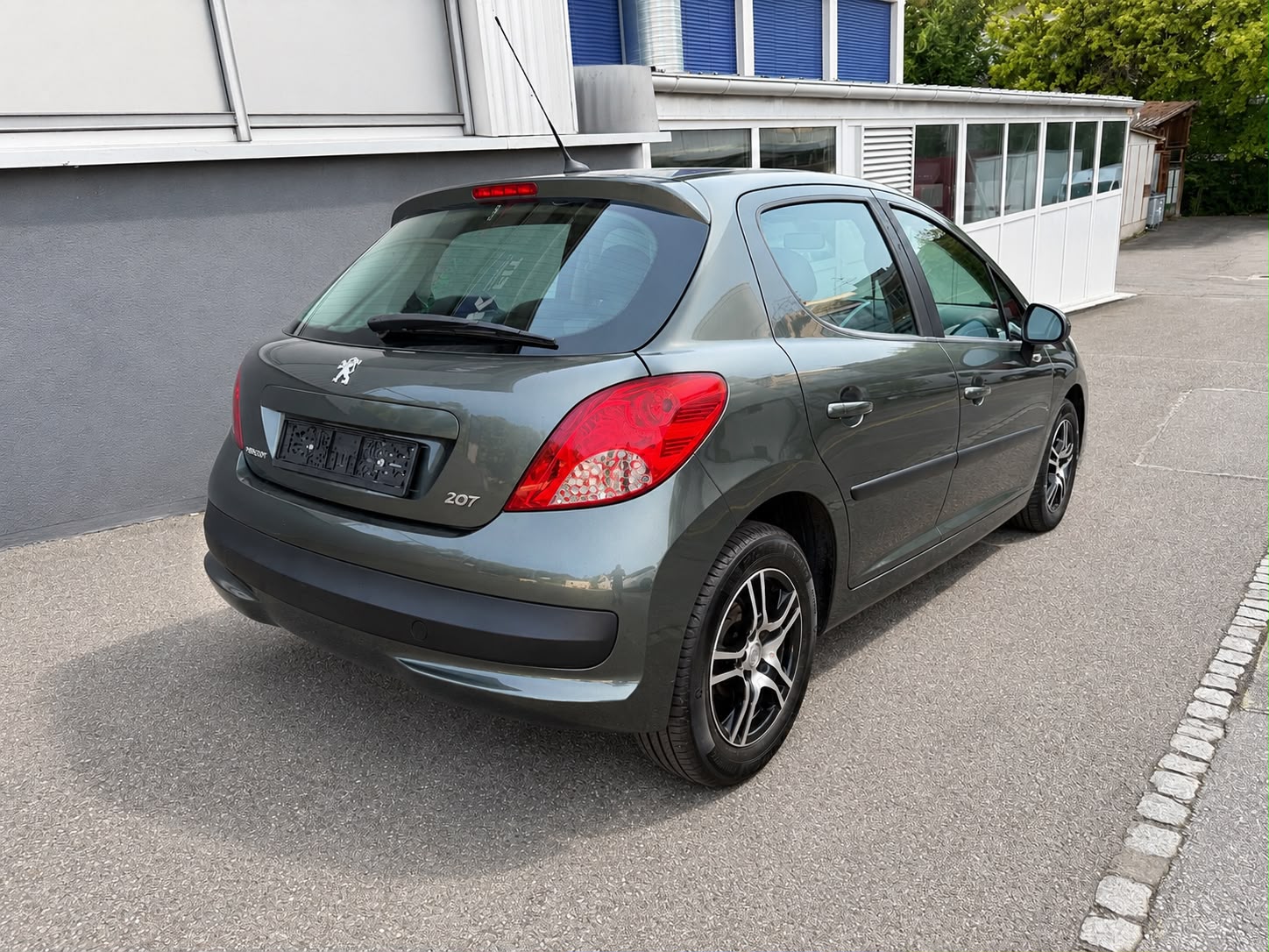 PEUGEOT 207 1.4 16V Trendy Clim'-image-2