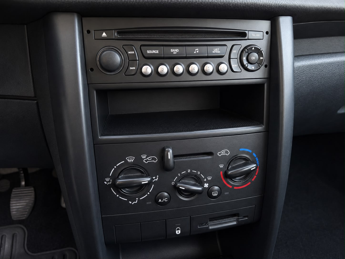 PEUGEOT 207 1.4 16V Trendy Clim'-image-10