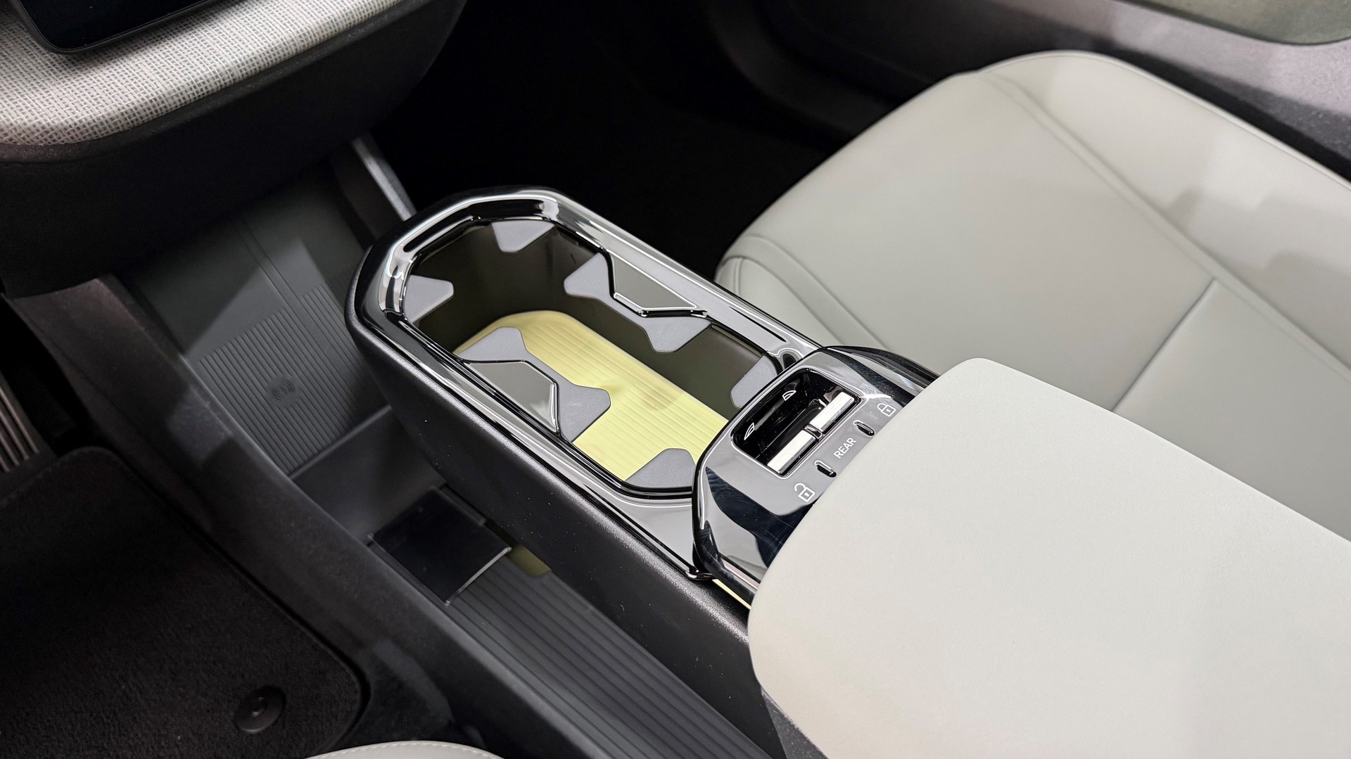 VOLVO EX 30 CC P8 Ultra AWD-image-14