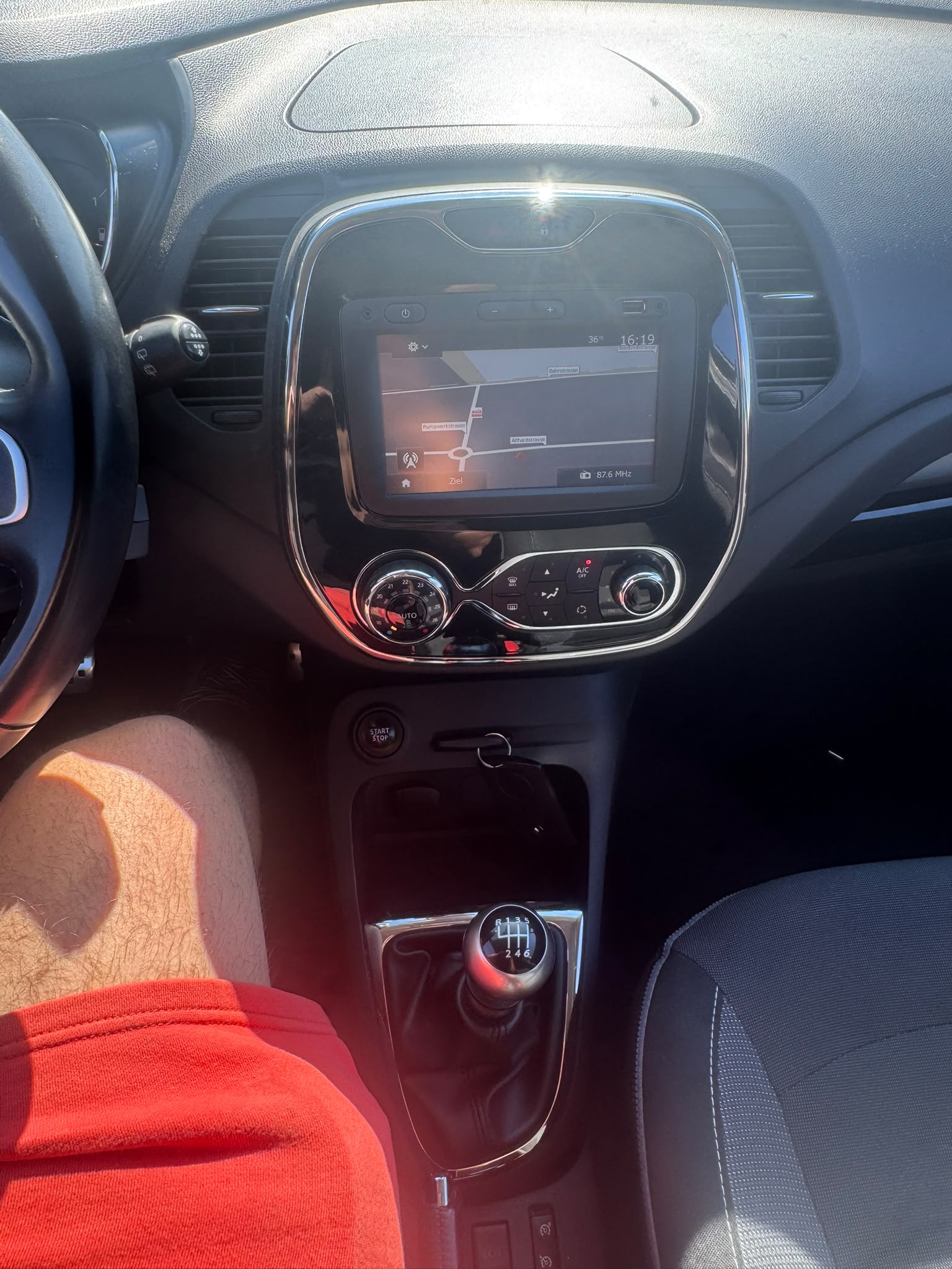 RENAULT Captur 1.5 dCi Diesel Privilège (Klimatronik * Radio USB * Alufelgen * Multilenkrad * Navigation * BO6)-image-10