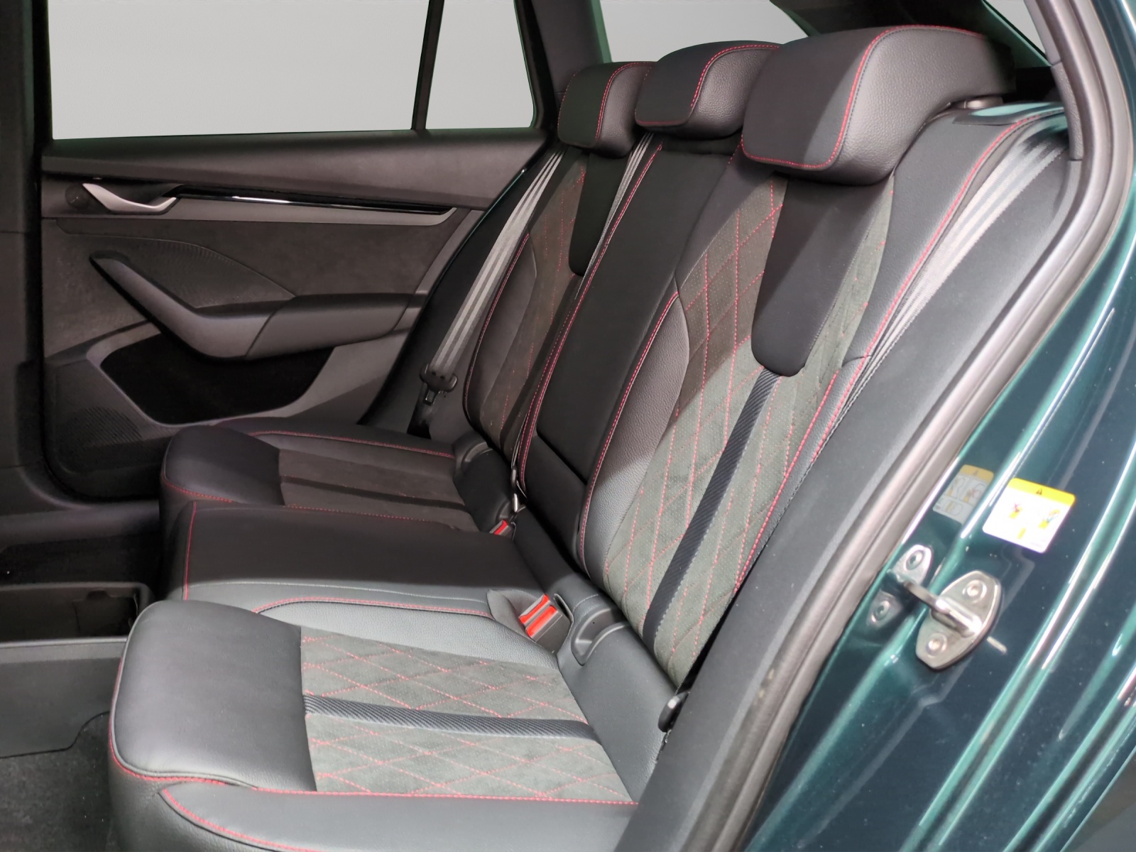 SKODA Octavia Combi 2.0 TSI DSG RS 30 Years Edition-image-8