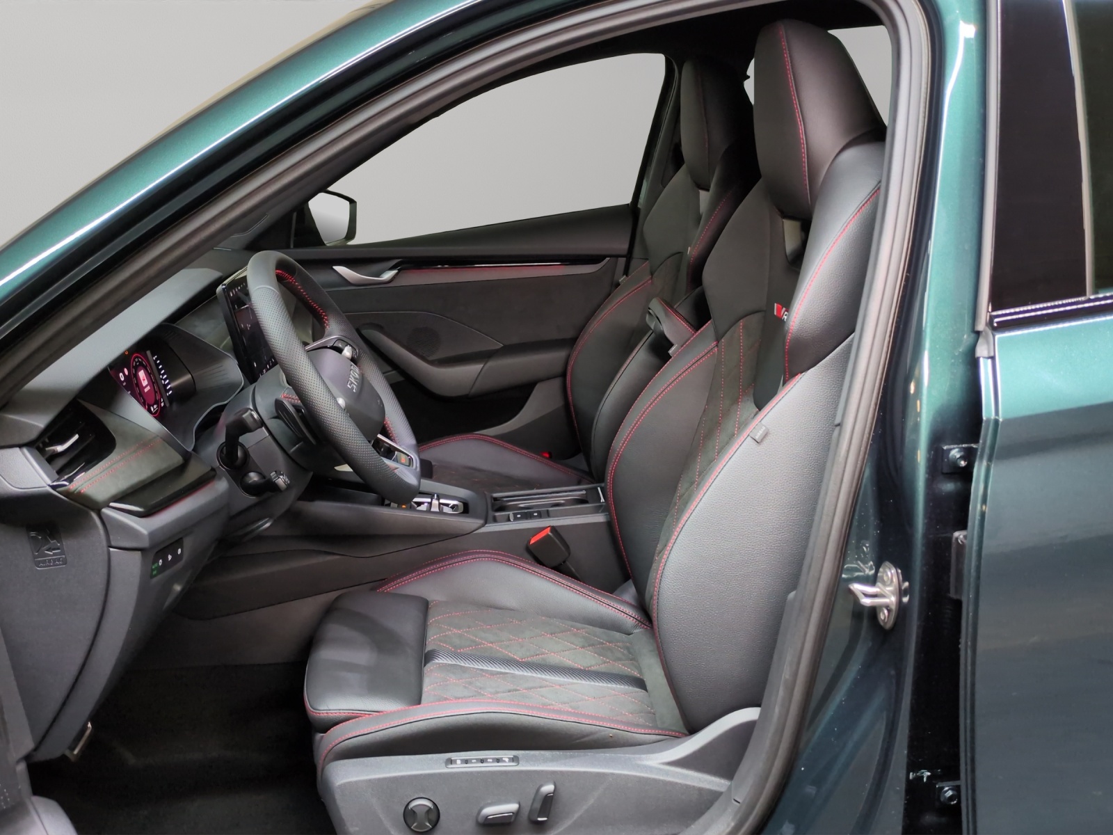 SKODA Octavia Combi 2.0 TSI DSG RS 30 Years Edition-image-5