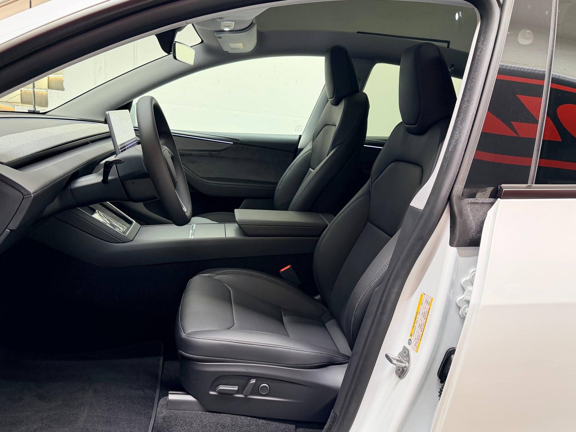 TESLA Model Y Long Range Premium AWD-image-10