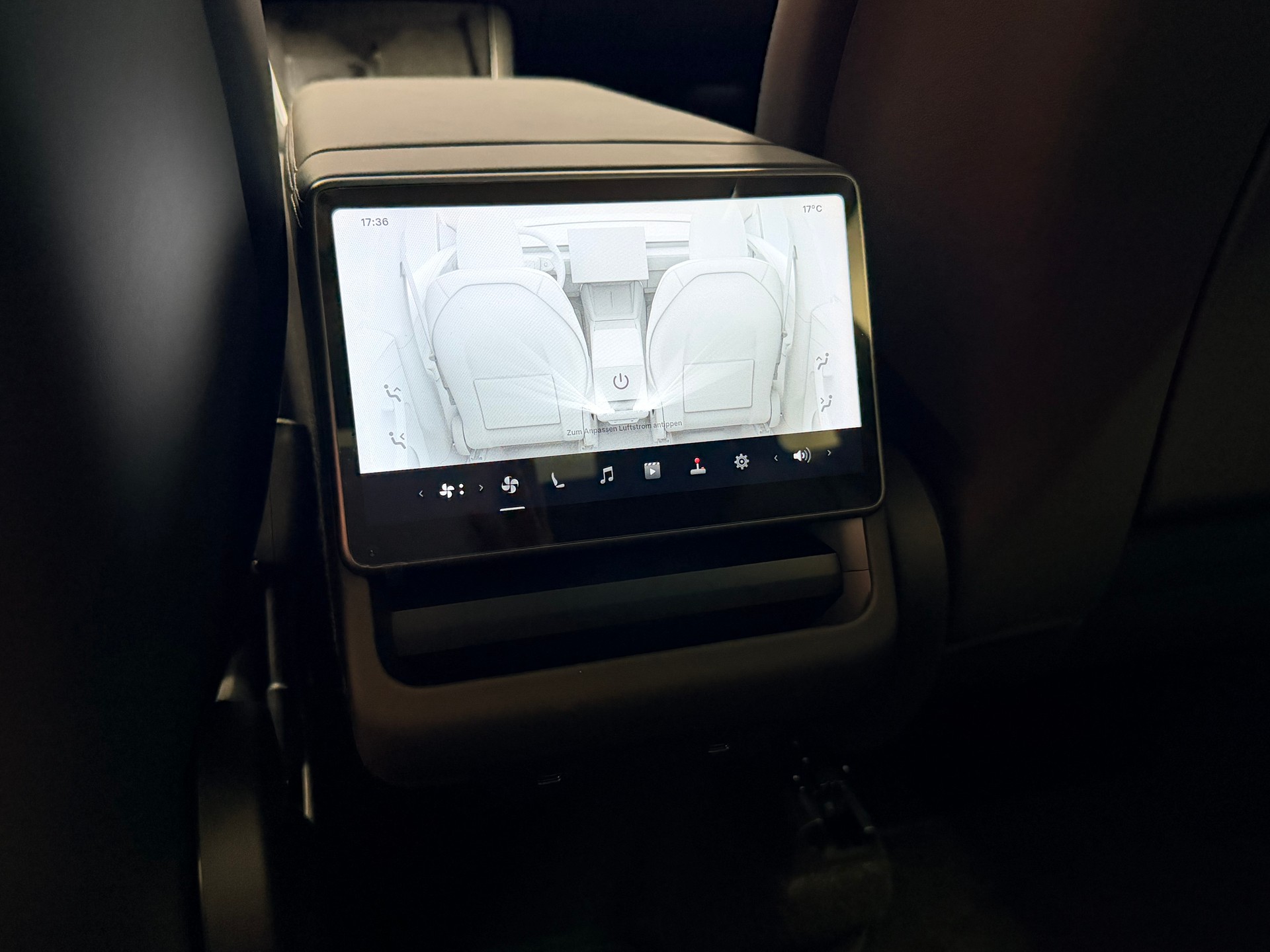 TESLA Model Y Long Range Premium AWD-image-14