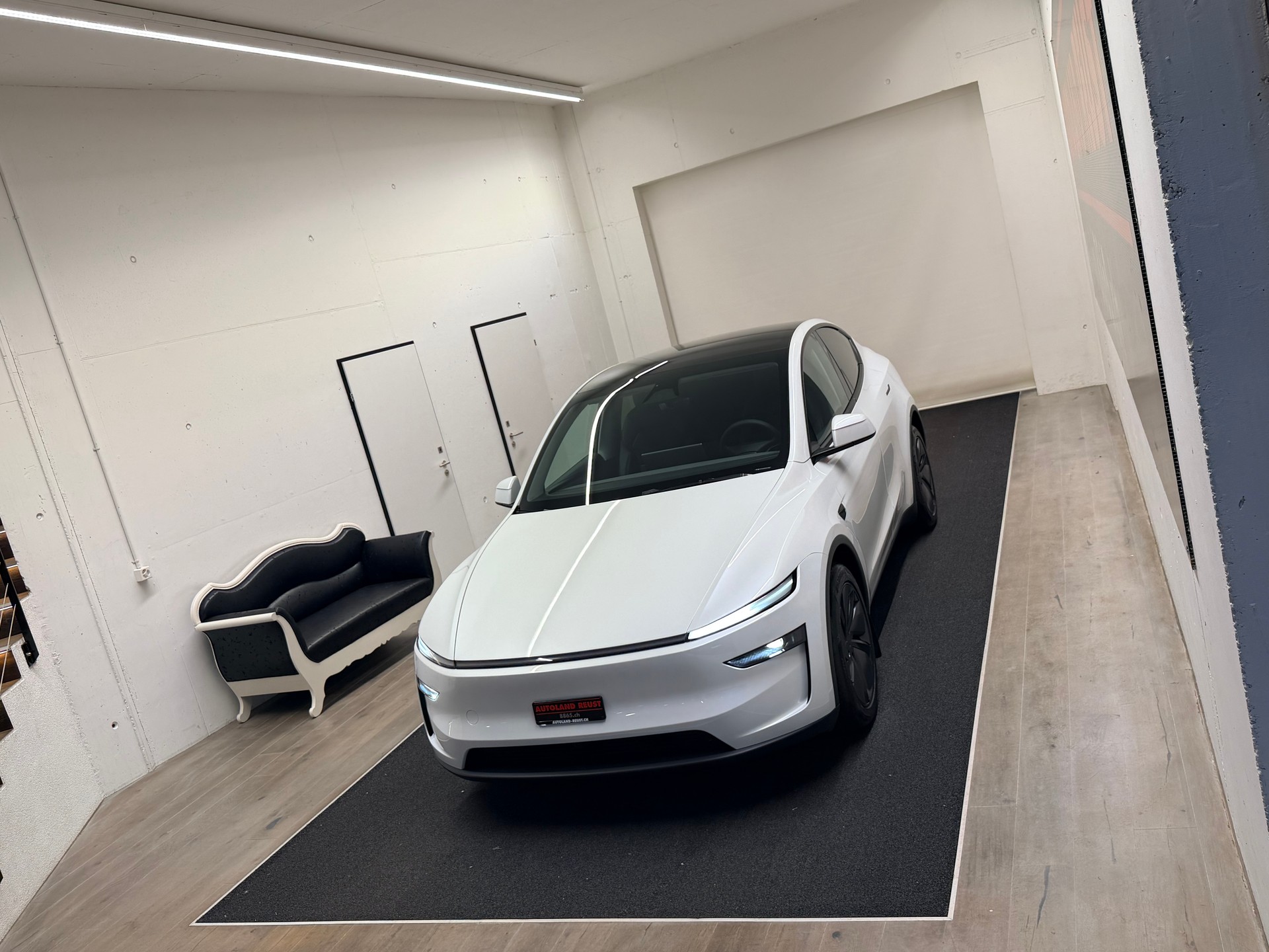 TESLA Model Y Long Range Premium AWD-showroom-element-3