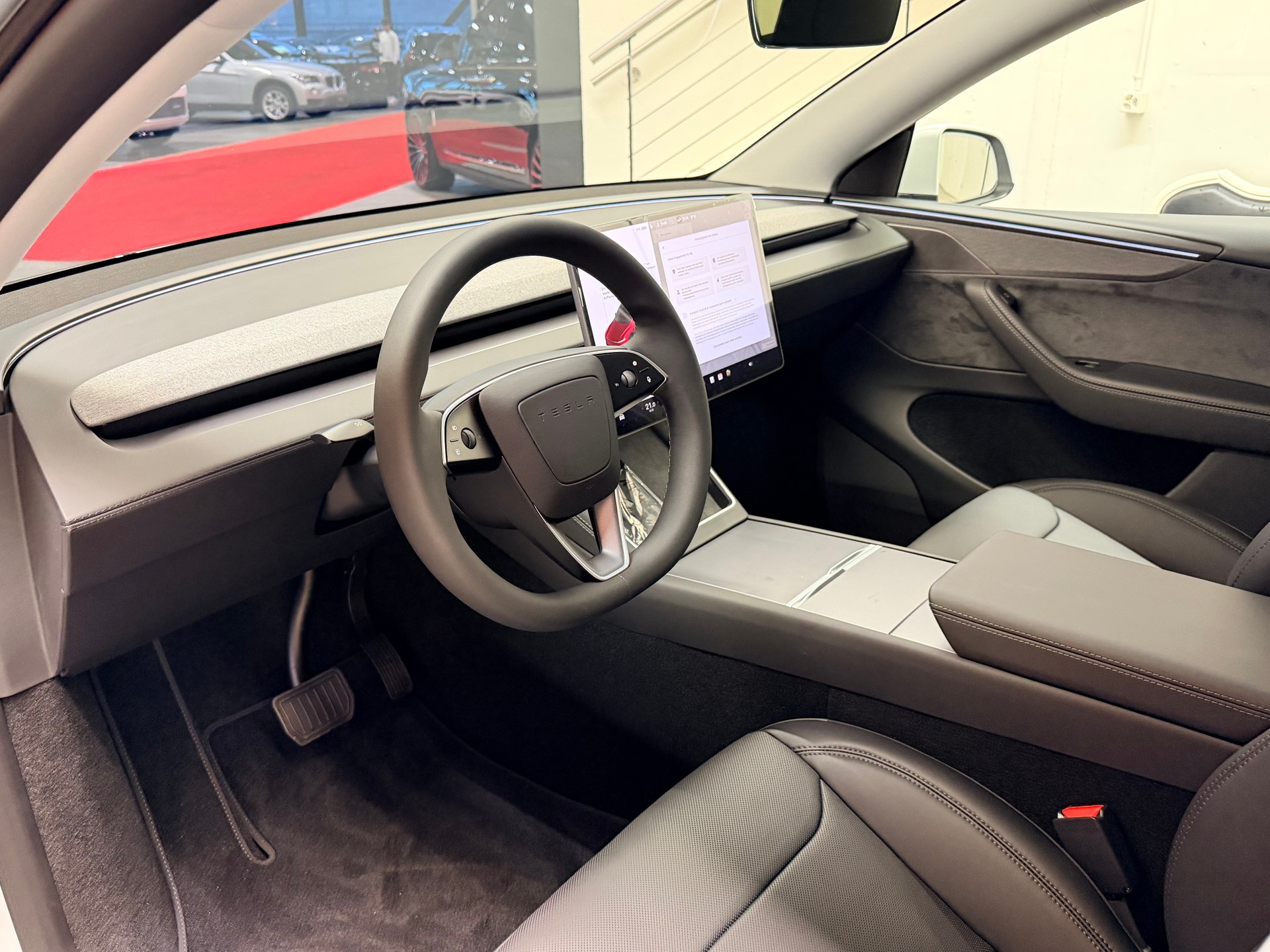 TESLA Model Y Long Range Premium AWD-image-8