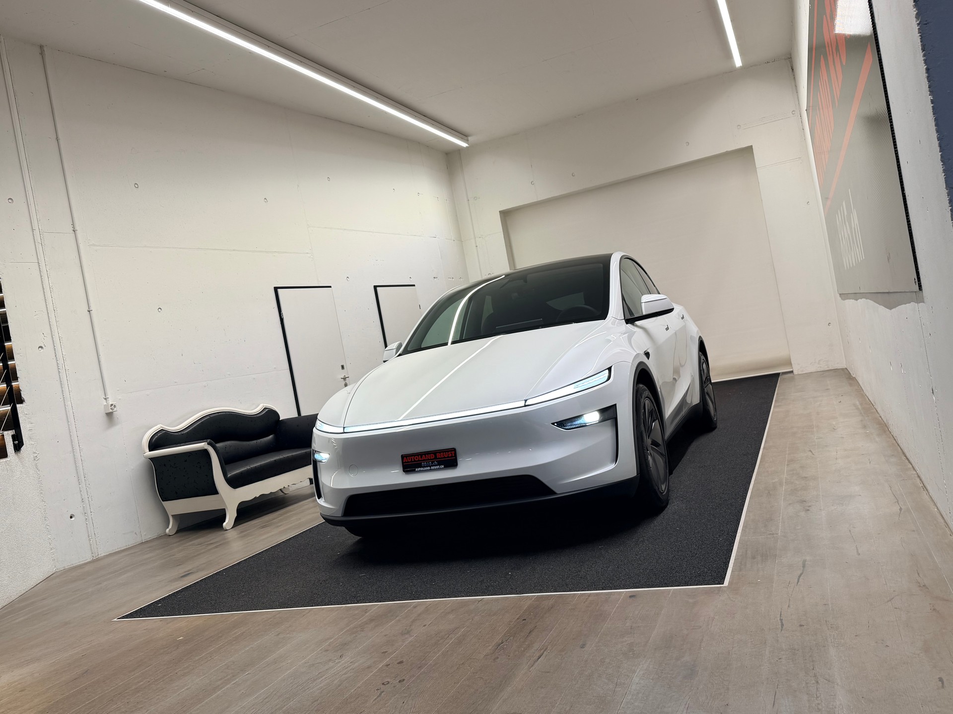 TESLA Model Y Long Range Premium AWD-showroom-element-2