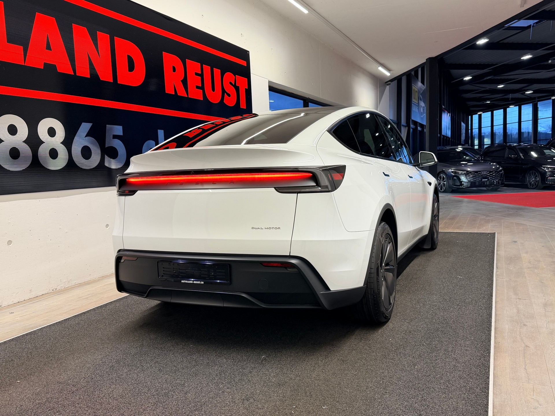 TESLA Model Y Long Range Premium AWD-image-4
