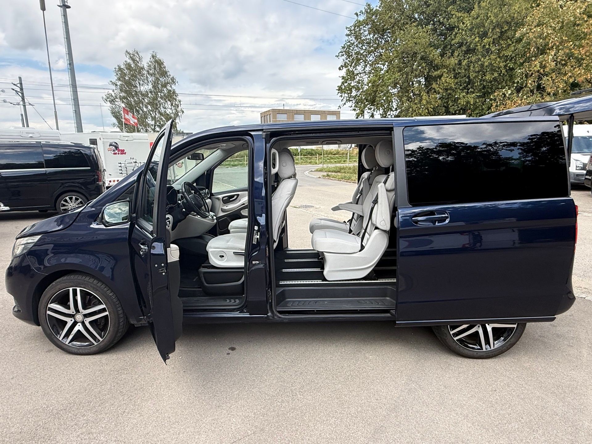 MERCEDES-BENZ V 250 d Avantgarde kompakt 4Matic 7G-Tronic-image-7
