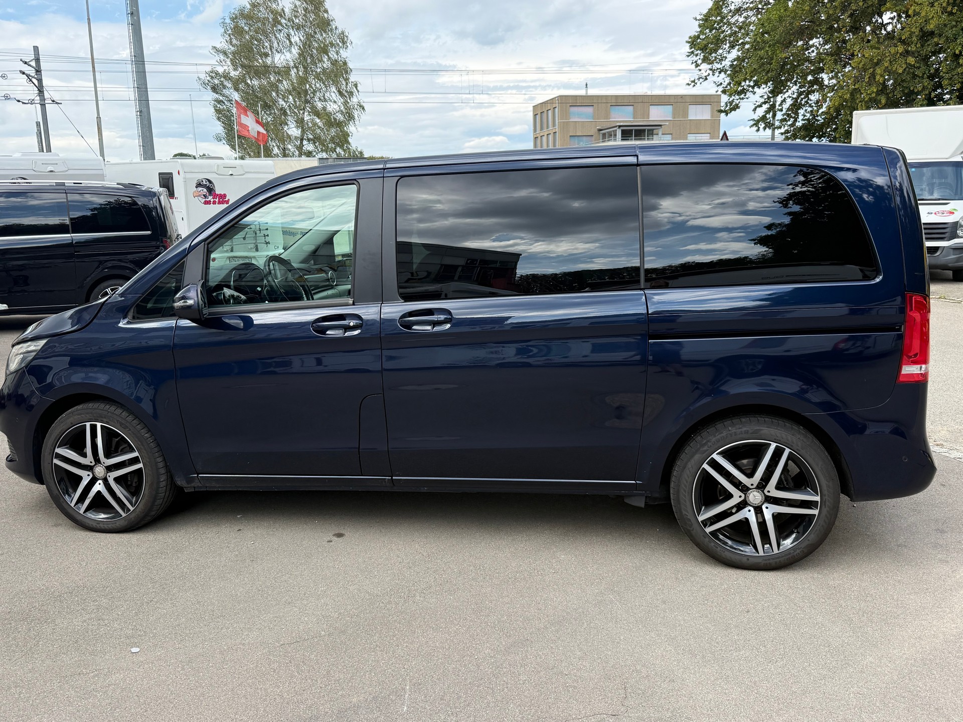 MERCEDES-BENZ V 250 d Avantgarde kompakt 4Matic 7G-Tronic-image-3