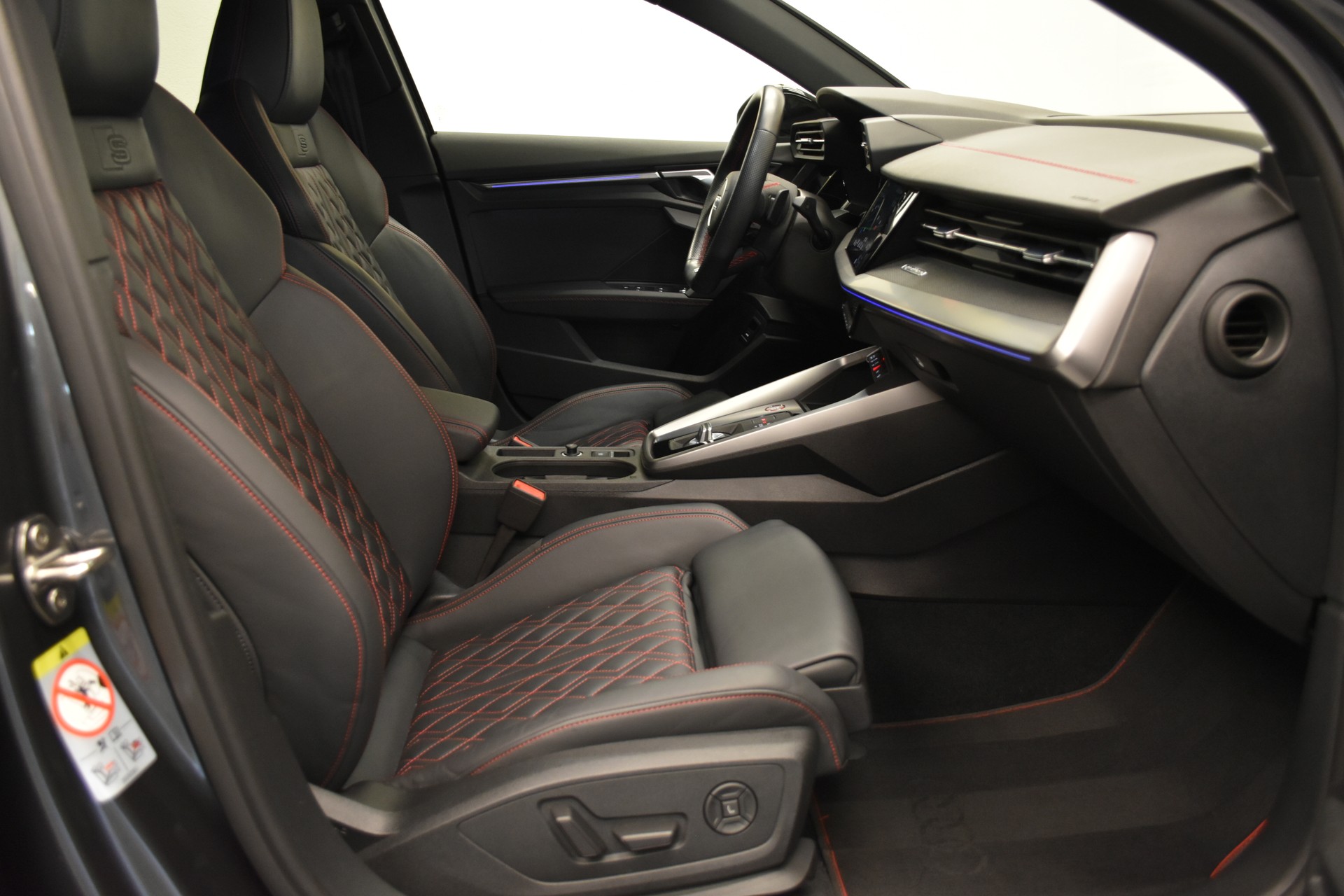 AUDI S3 Limousine 2.0 TFSI quattro S-tronic-image-2