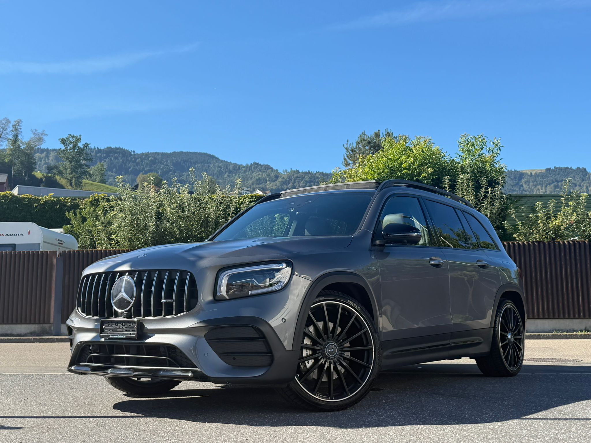 MERCEDES-BENZ GLB 35 AMG 4Matic 8G-Tronic Grey&Black Edition — slika 1