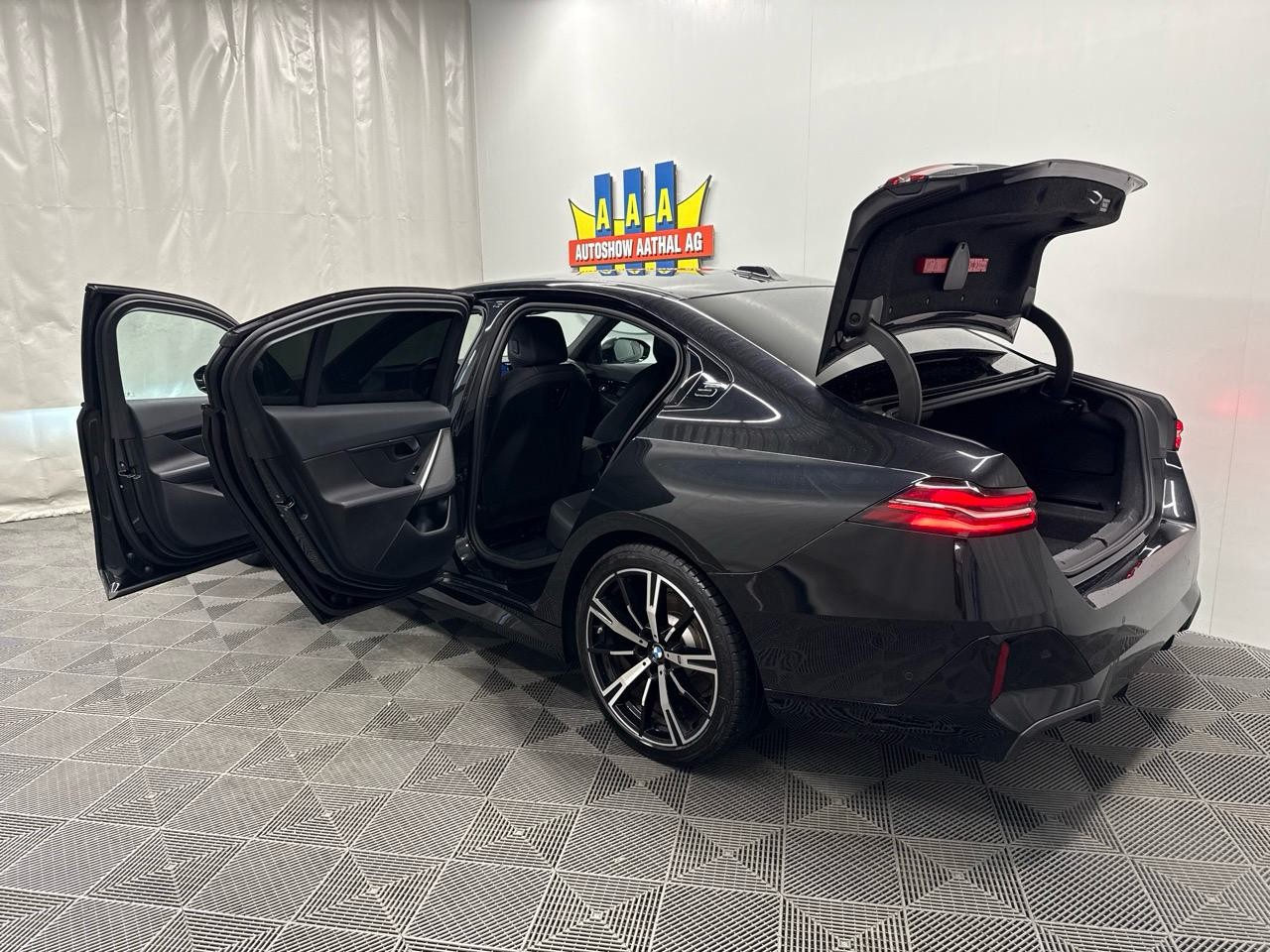 BMW 520d xDrive 48V M Sport Steptronic-image-14