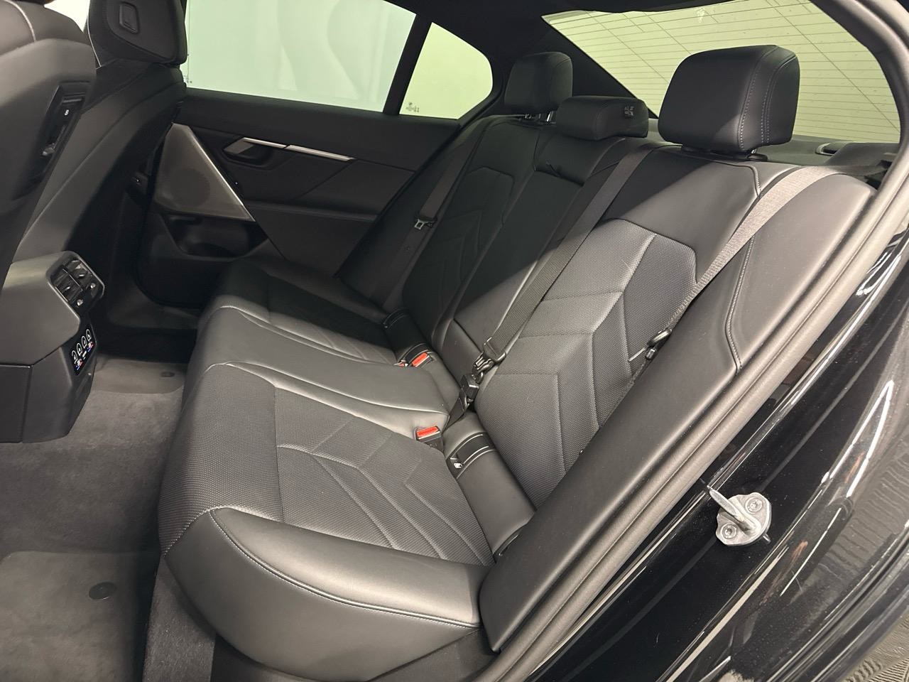BMW 520d xDrive 48V M Sport Steptronic-image-10