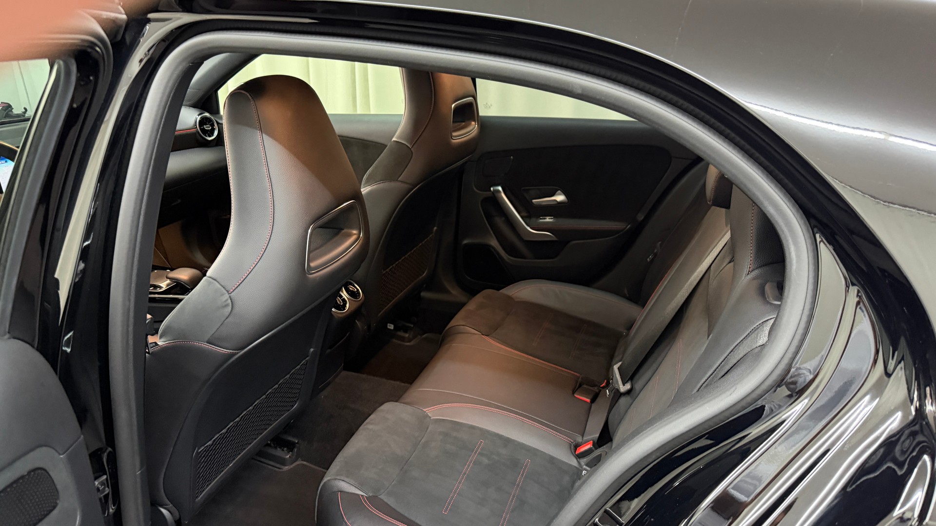 MERCEDES-BENZ A 250 AMG Line 7G-DCT-image-7