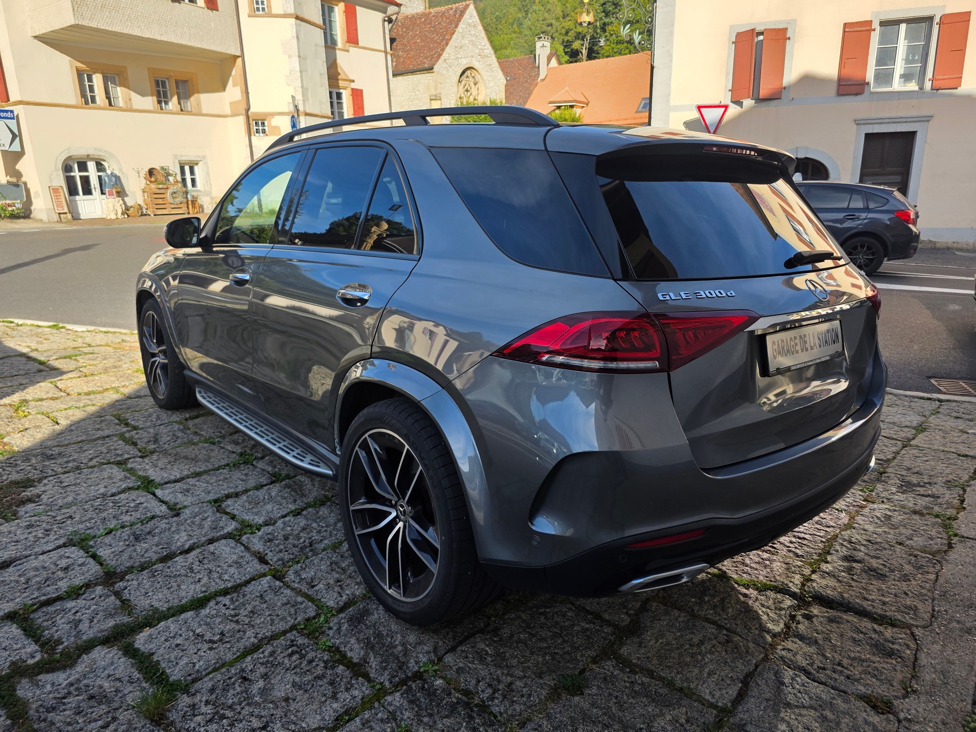 MERCEDES-BENZ GLE 300 d 4Matic AMG Line 9G-Tronic-image-5