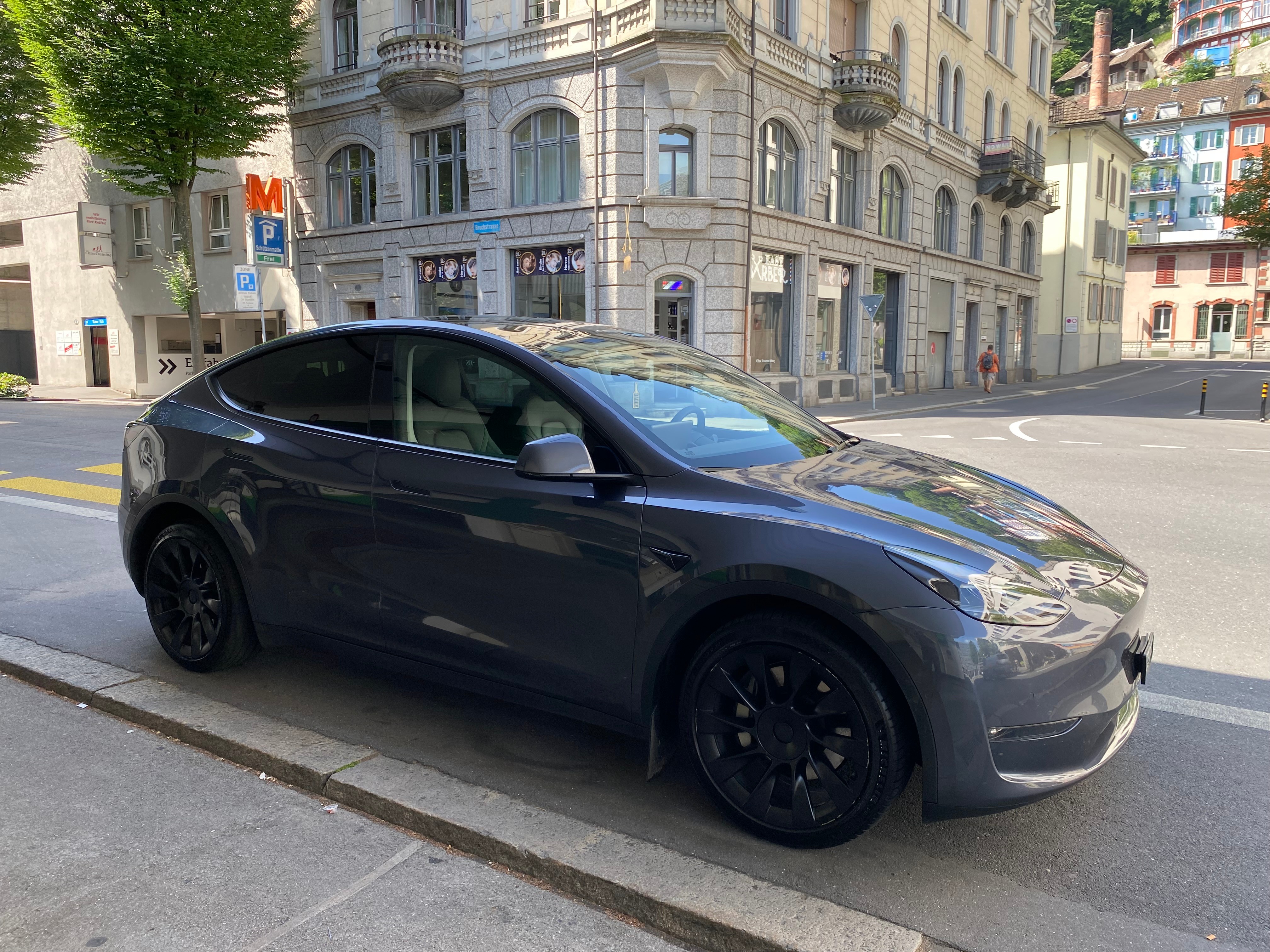 TESLA Model Y Long Range — slika 1