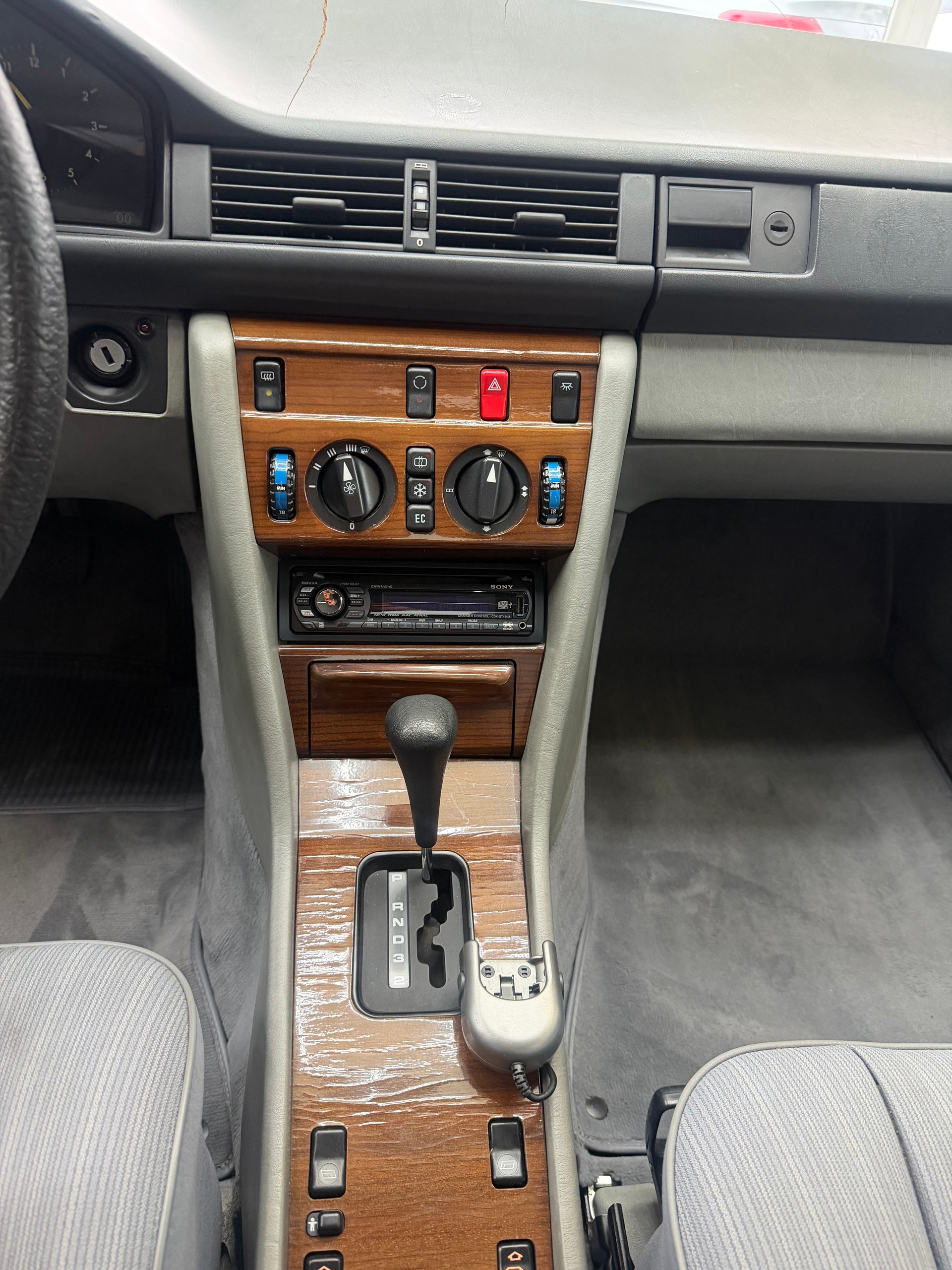 MERCEDES-BENZ 200-image-8