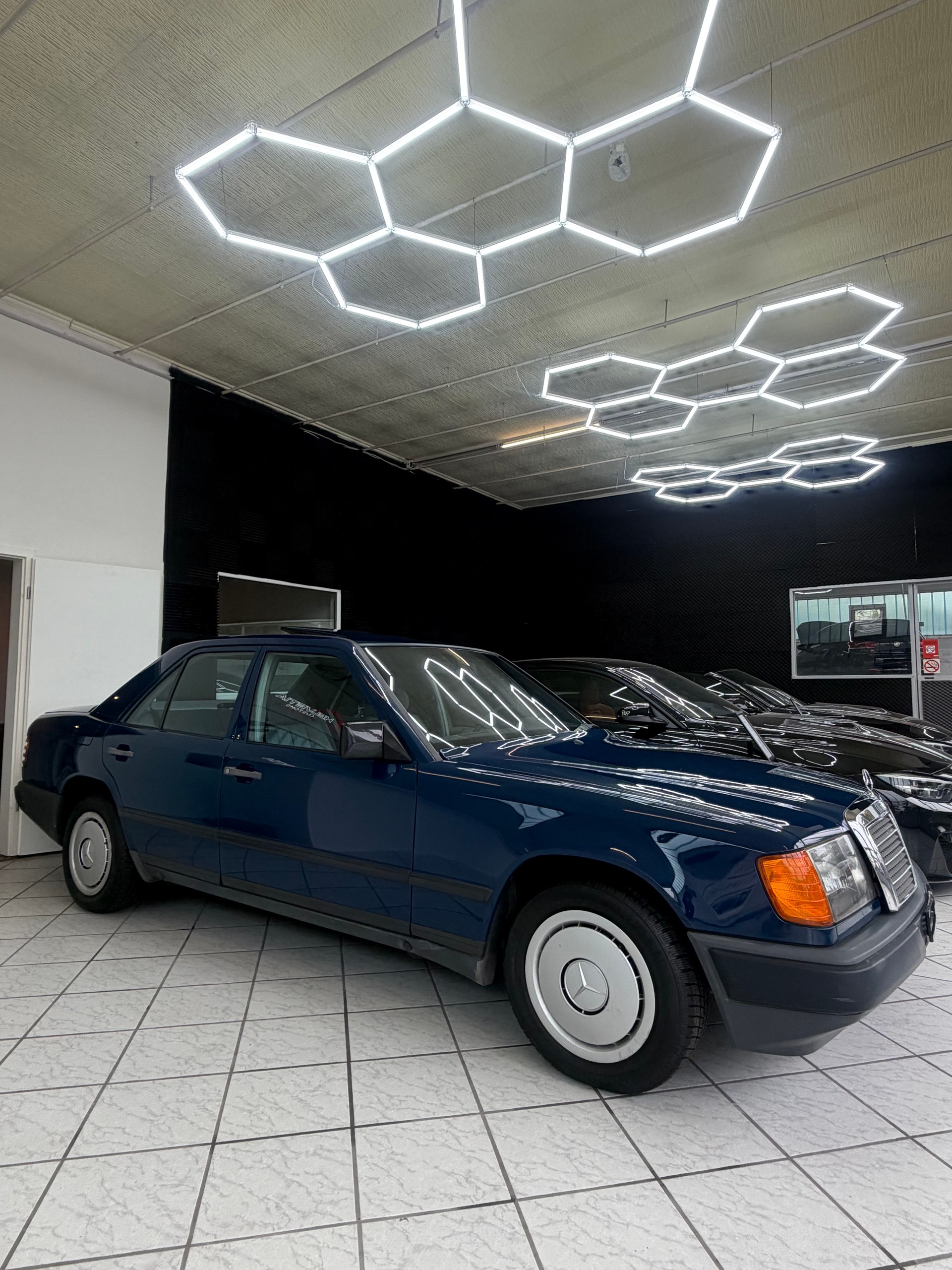 MERCEDES-BENZ 200-image-1
