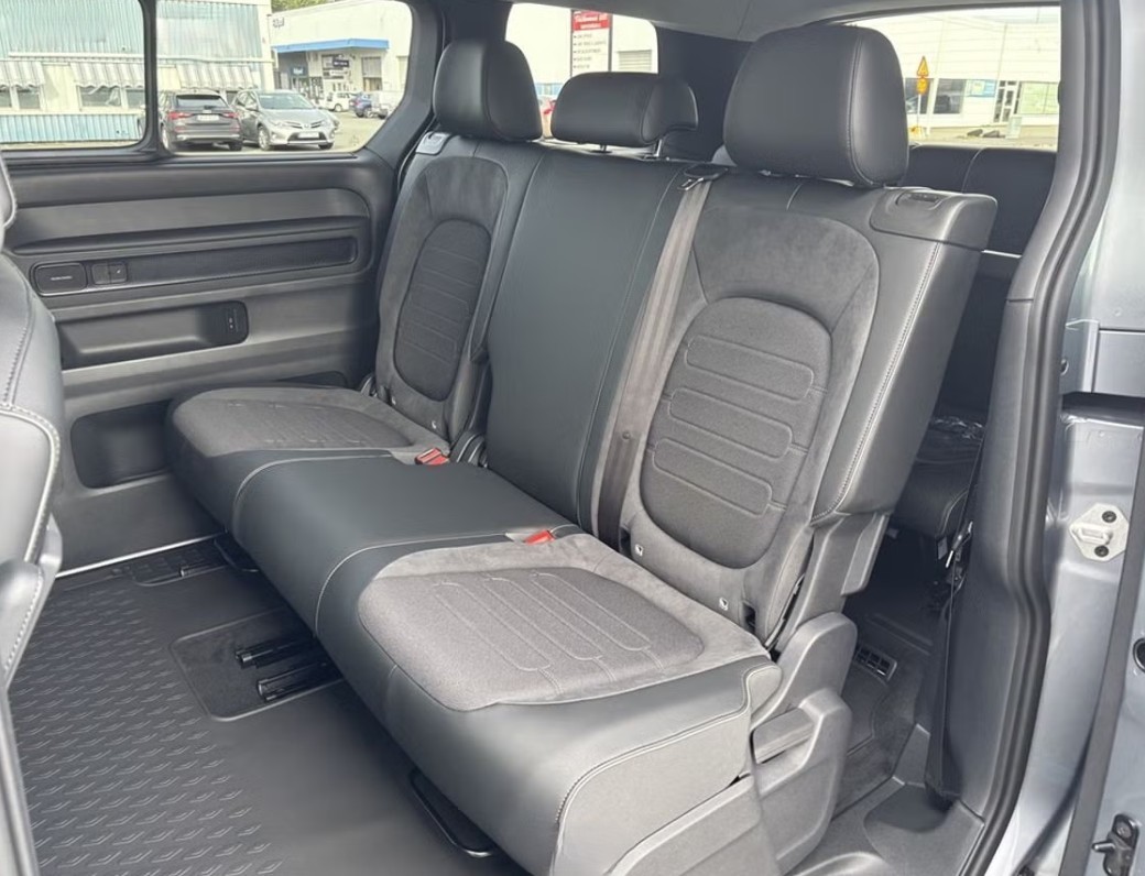 VW ID.Buzz LWB Pro 4 Motion - 7 Sitzer-image-8