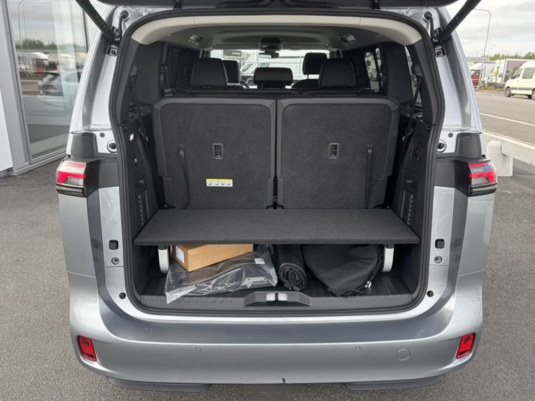 VW ID.Buzz LWB Pro 4 Motion - 7 Sitzer-image-6