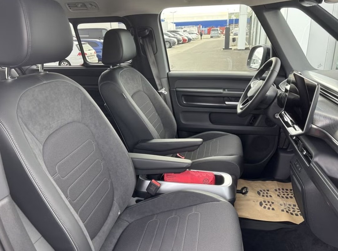 VW ID.Buzz LWB Pro 4 Motion - 7 Sitzer-image-2