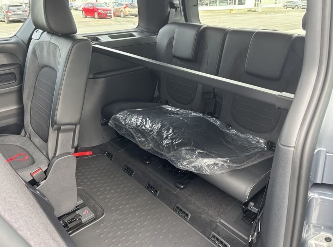 VW ID.Buzz LWB Pro 4 Motion - 7 Sitzer-image-9