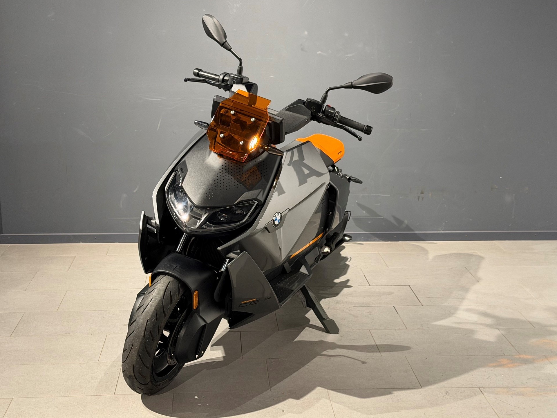 BMW CE 04-showroom-element-2