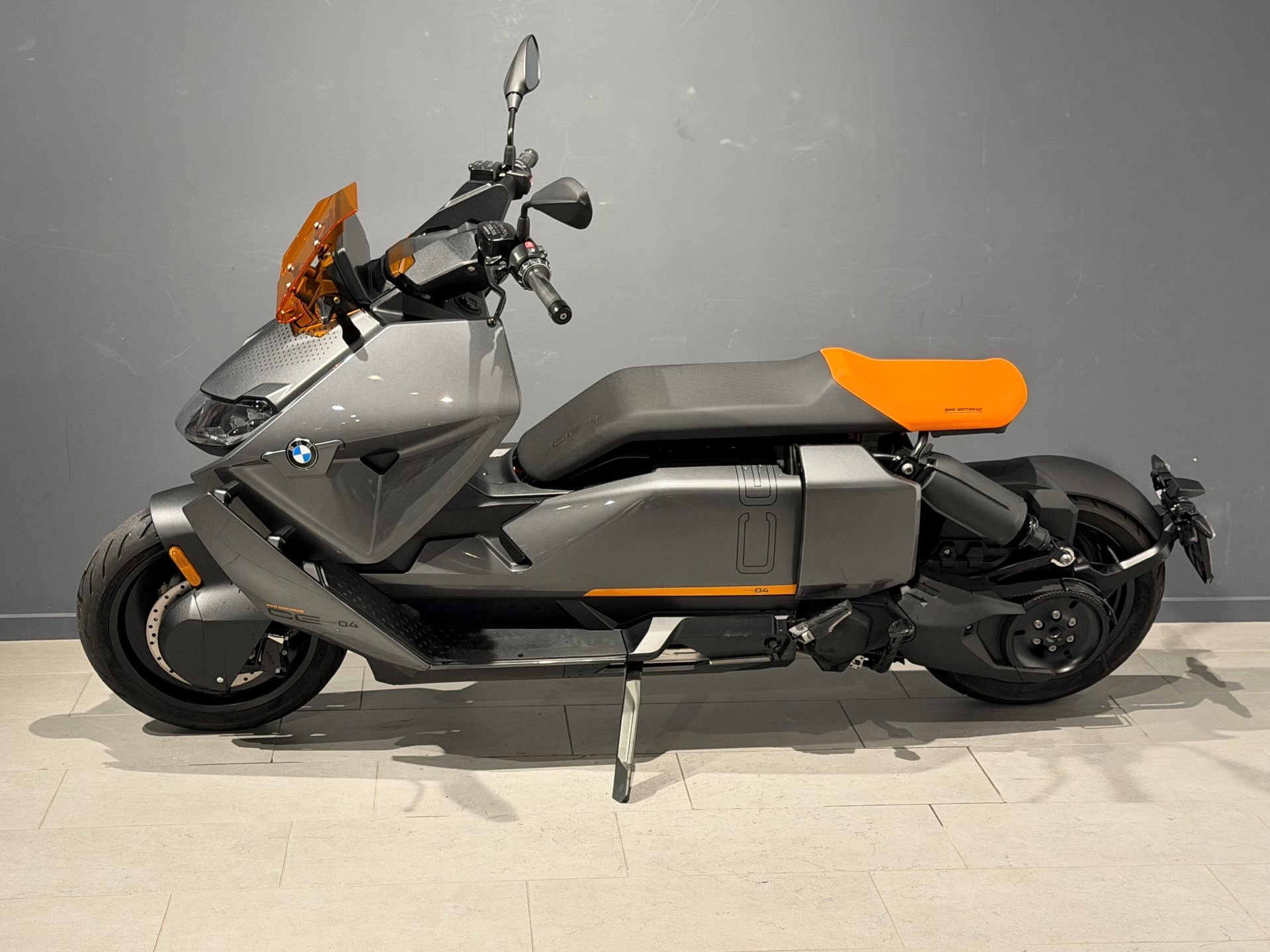 BMW CE 04-showroom-element-3