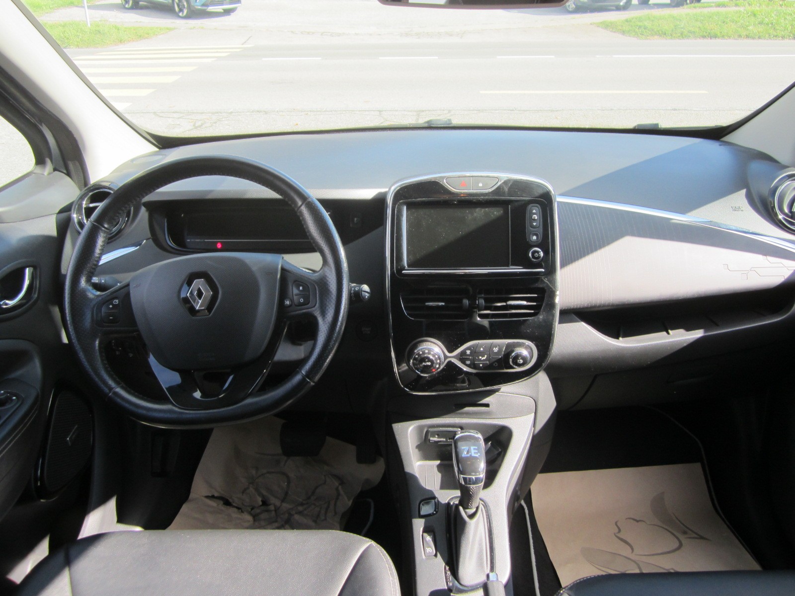 RENAULT Zoe Iconic R110-image-4