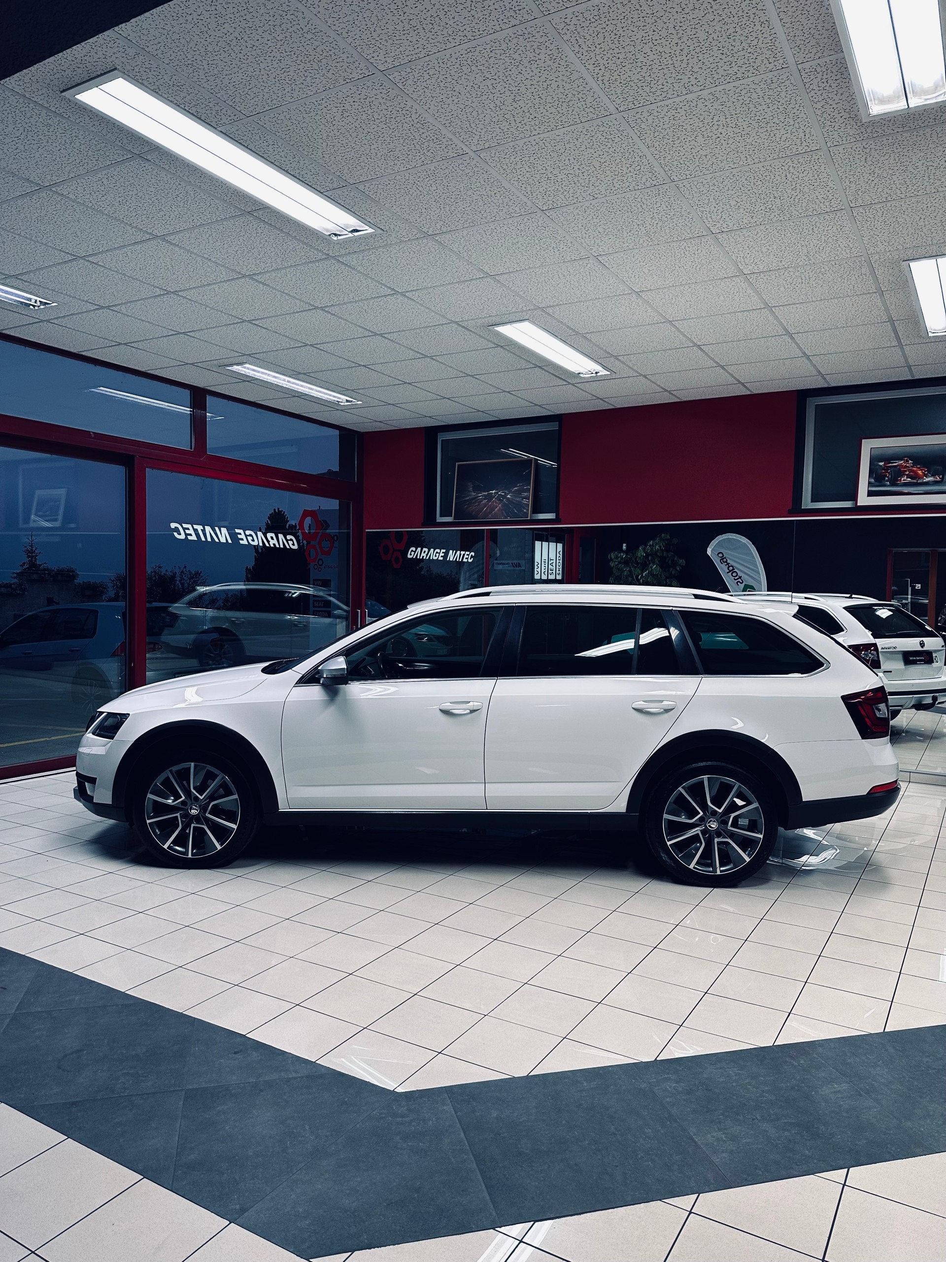 SKODA Octavia Combi 1.8 TSI Scout 4x4 DSG-image-4