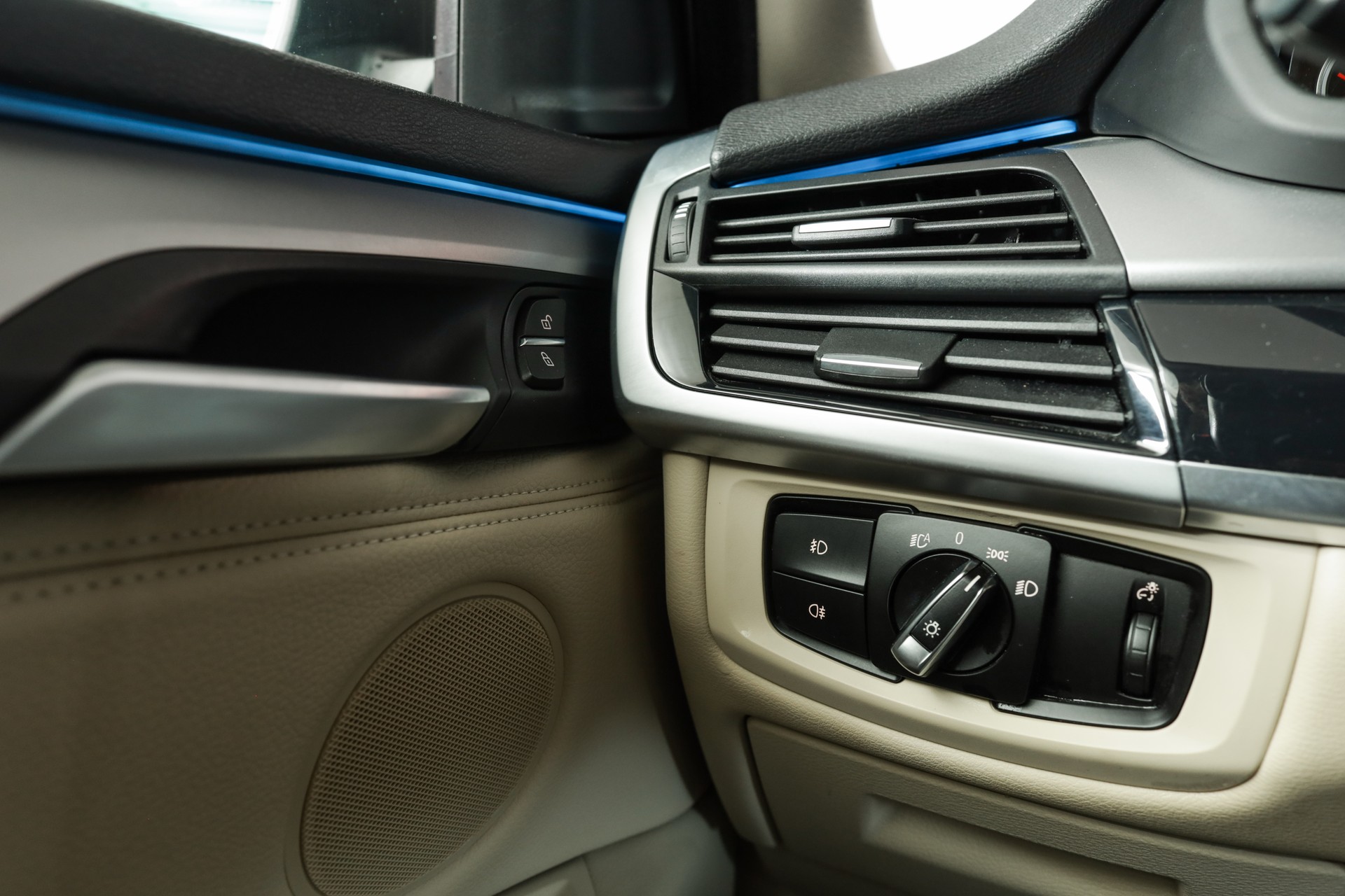 BMW X5 xDrive 35i Steptronic • Pack Swiss Premium • Phares xénon adaptatifs • Head-up Display-image-22