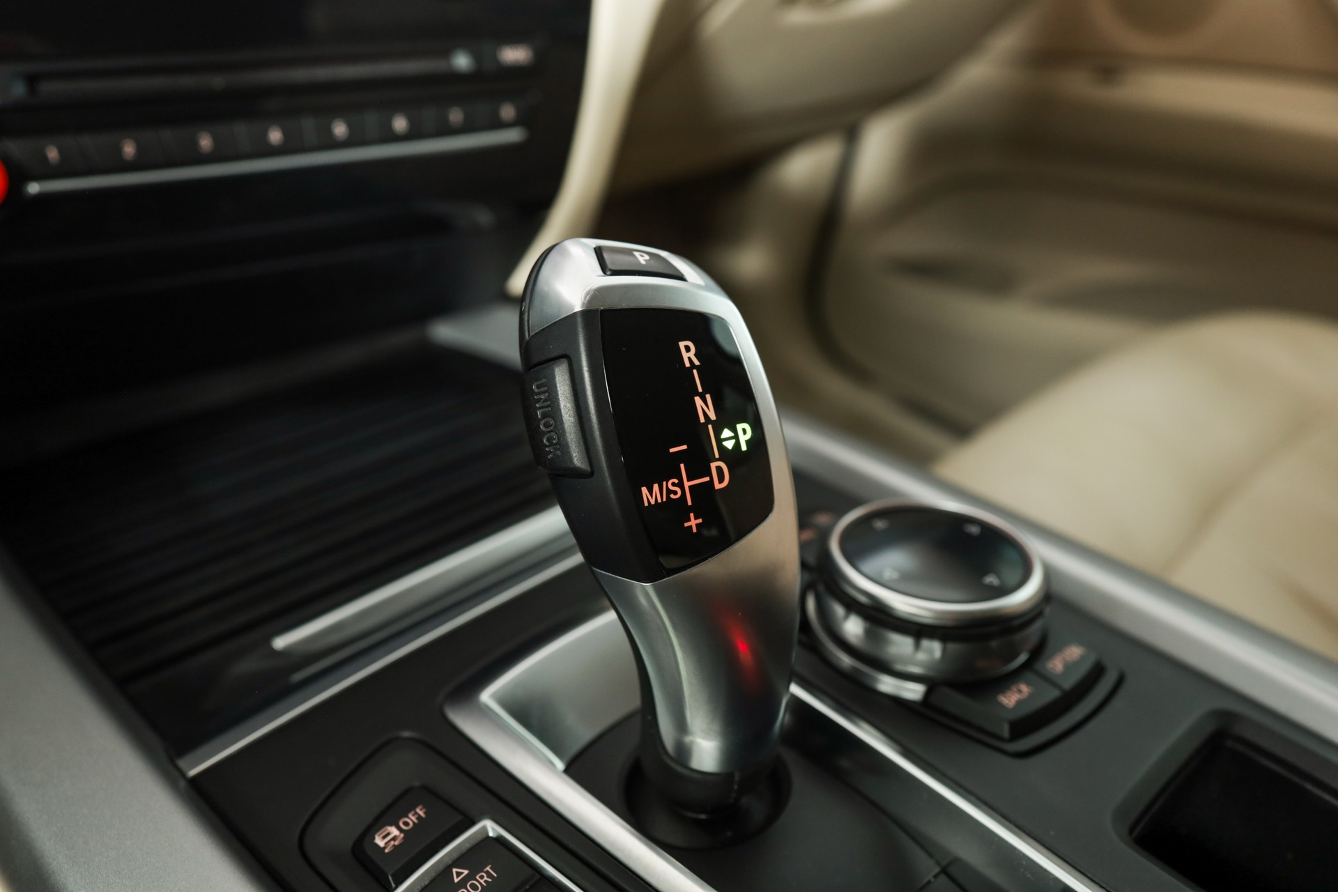 BMW X5 xDrive 35i Steptronic • Pack Swiss Premium • Phares xénon adaptatifs • Head-up Display-image-21