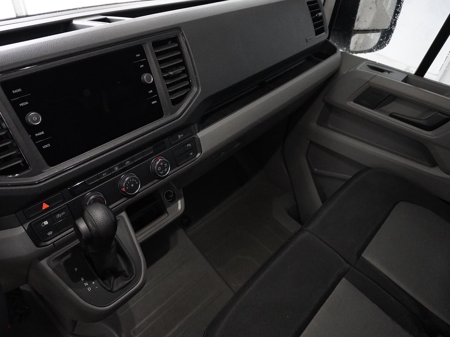 VW Crafter 35 2.0 TDI L3 A-image-5