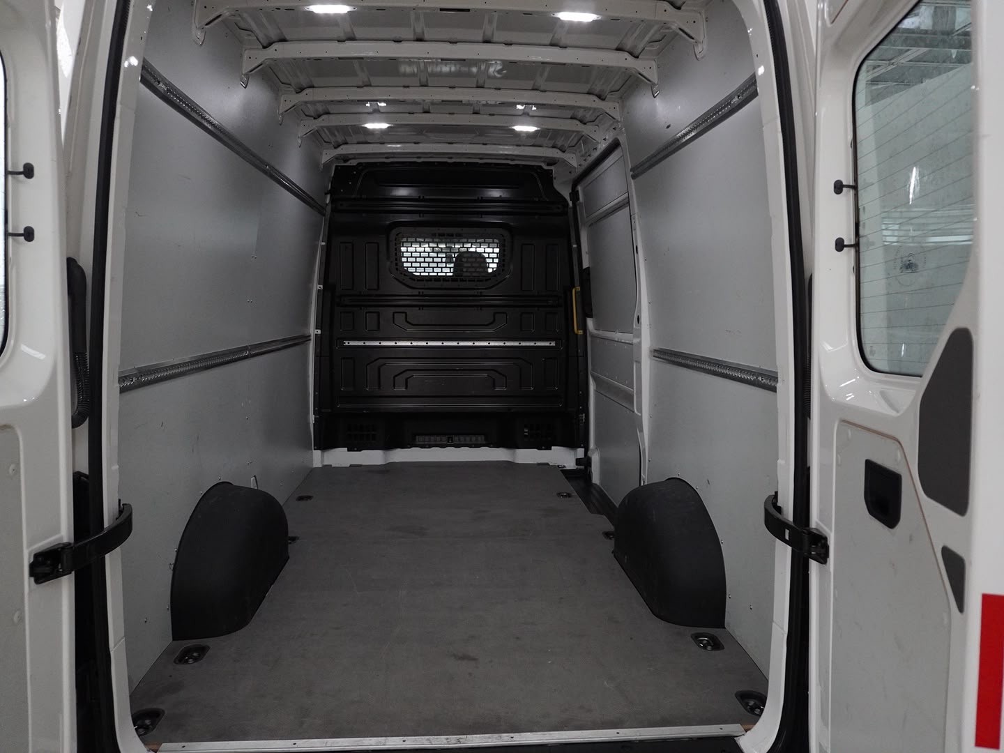 VW Crafter 35 2.0 TDI L3 A-image-8