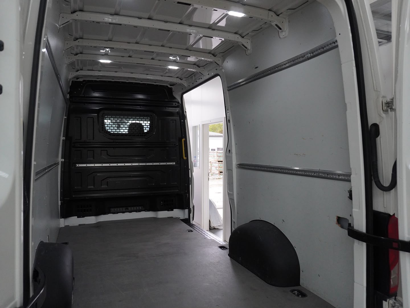 VW Crafter 35 2.0 TDI L3 A-image-9