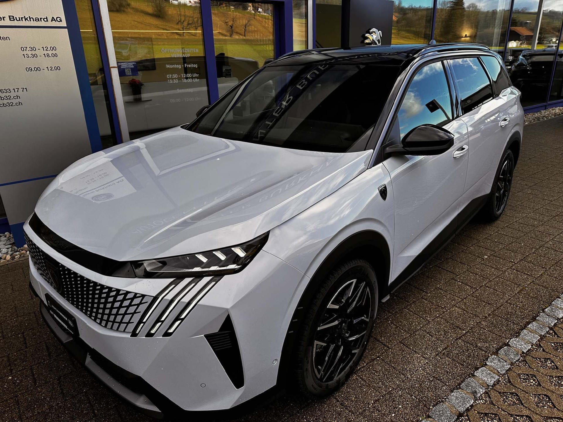 PEUGEOT 5008 1.2 Hybrid GT-image-1